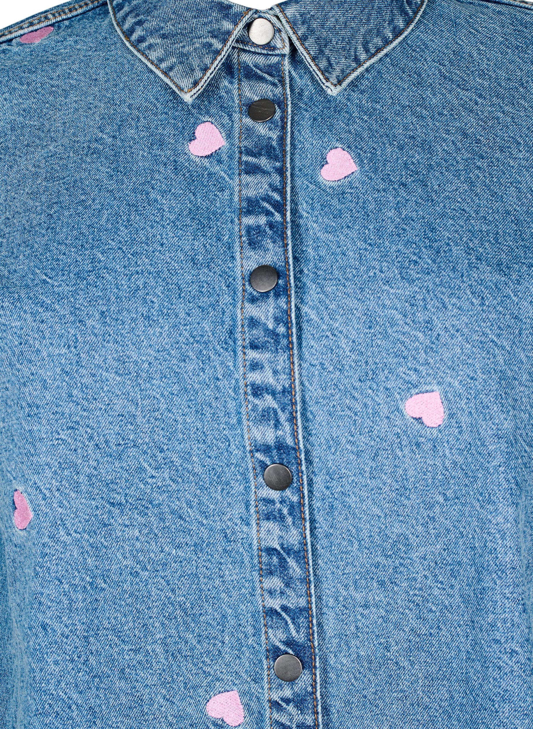 Zizzi L&ouml;s jeansskjorta med broderade hj&auml;rtan, Light Blue Heart, Packshot image number 2