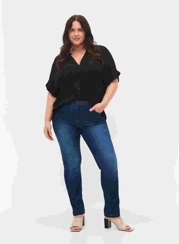 Slim fit Emily jeans med normalhög midja, Blue denim, Model