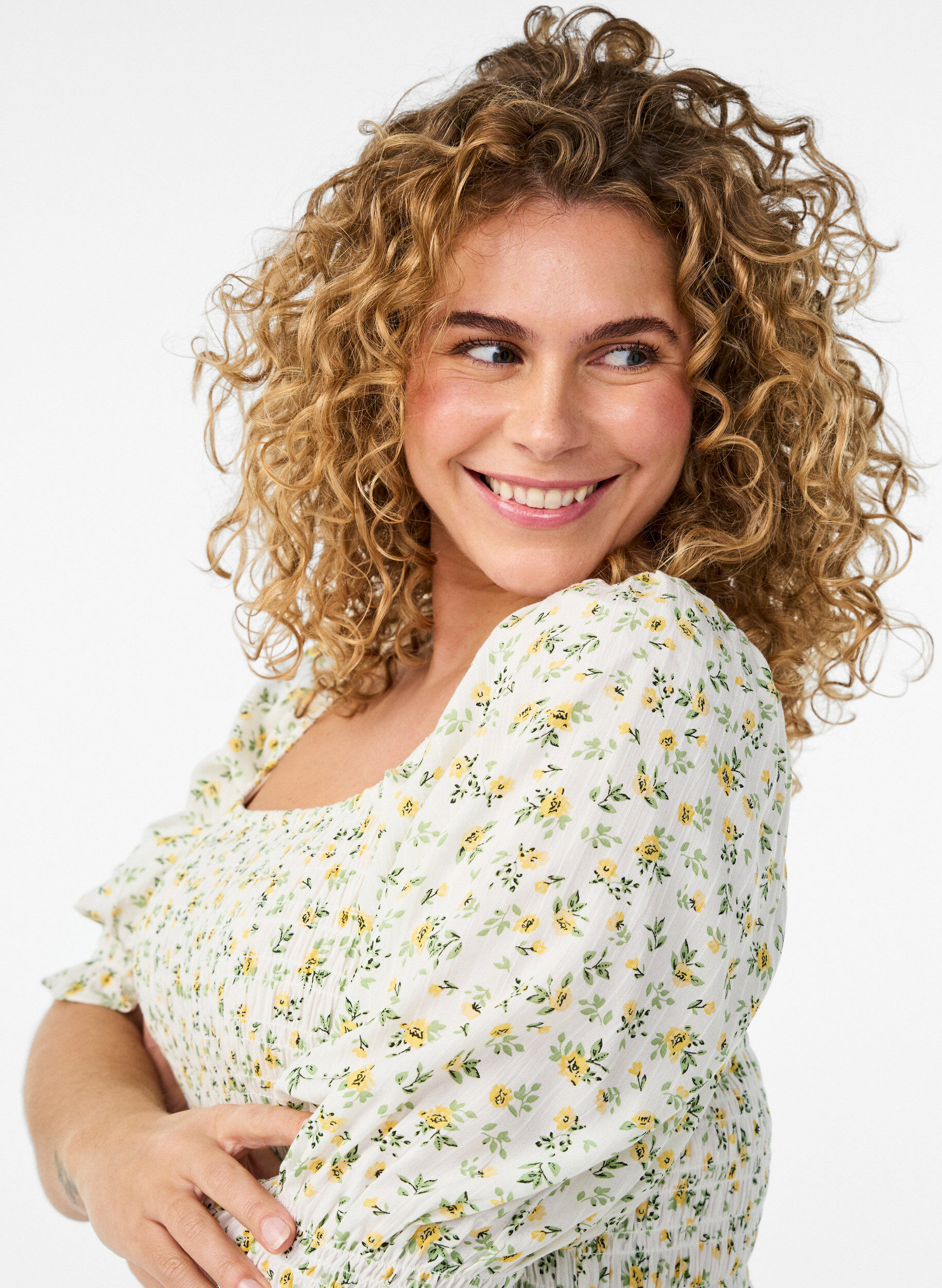 ZizziBlommig sommarkl&auml;nning i viskos, Vit, Model image number 2