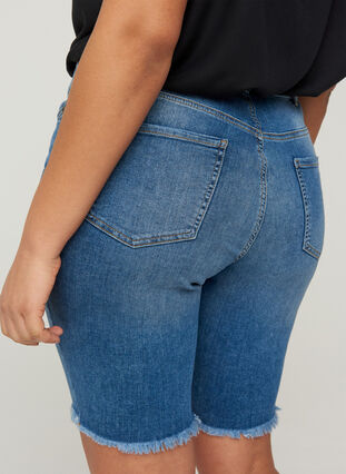Jeansshorts i tajt modell med råa kanter, Dark blue denim, Model image number 2