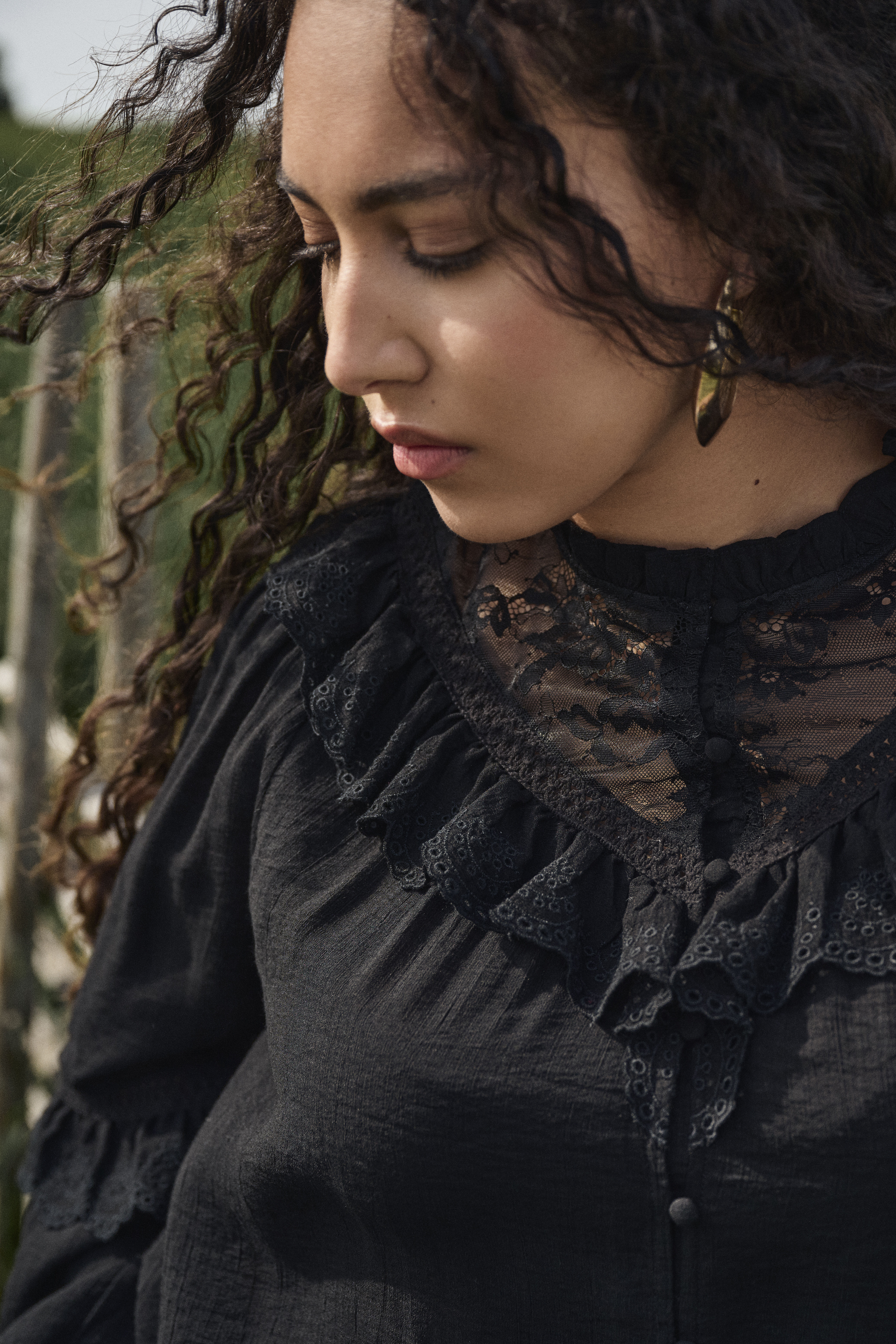 Zizzi Svart blus med volanger och spets, , Model