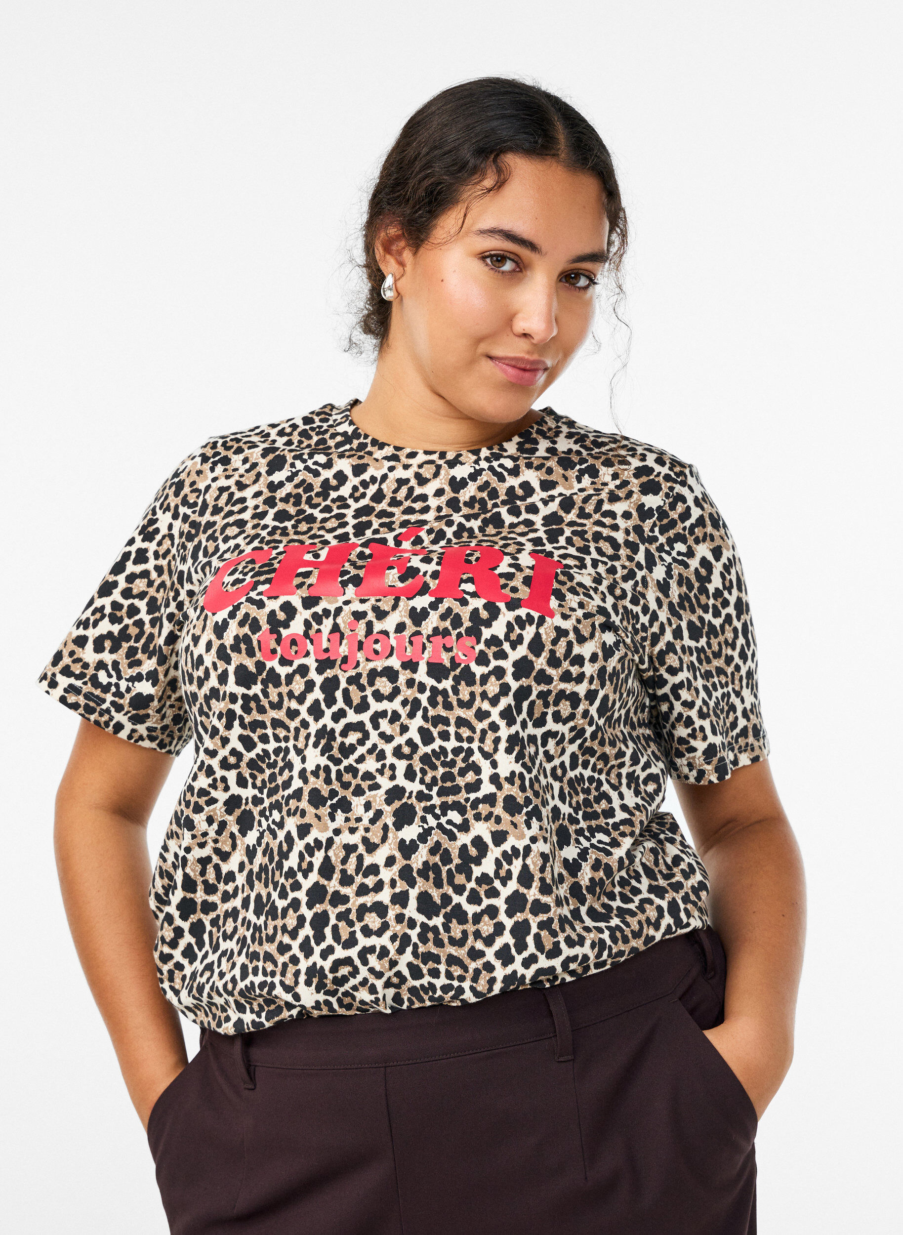 T-shirt med leopardm&ouml;nster och text, Brun, Model