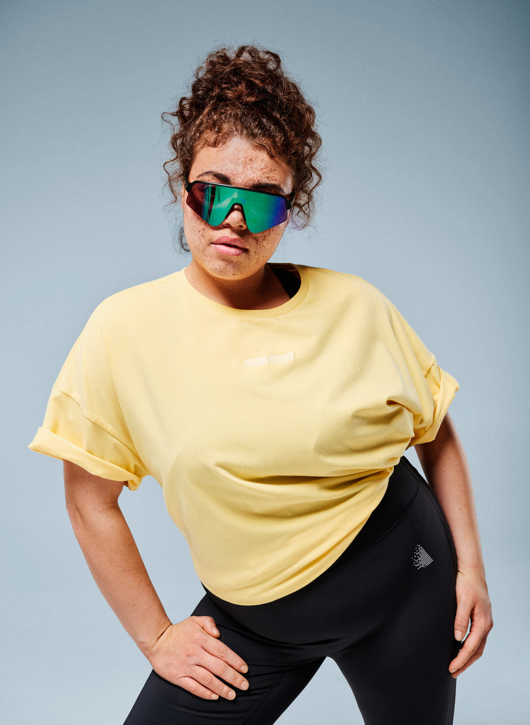 Zizzi T-shirt i ekologisk bomull med ett litet motiv framtill, Gul, Image image number 0