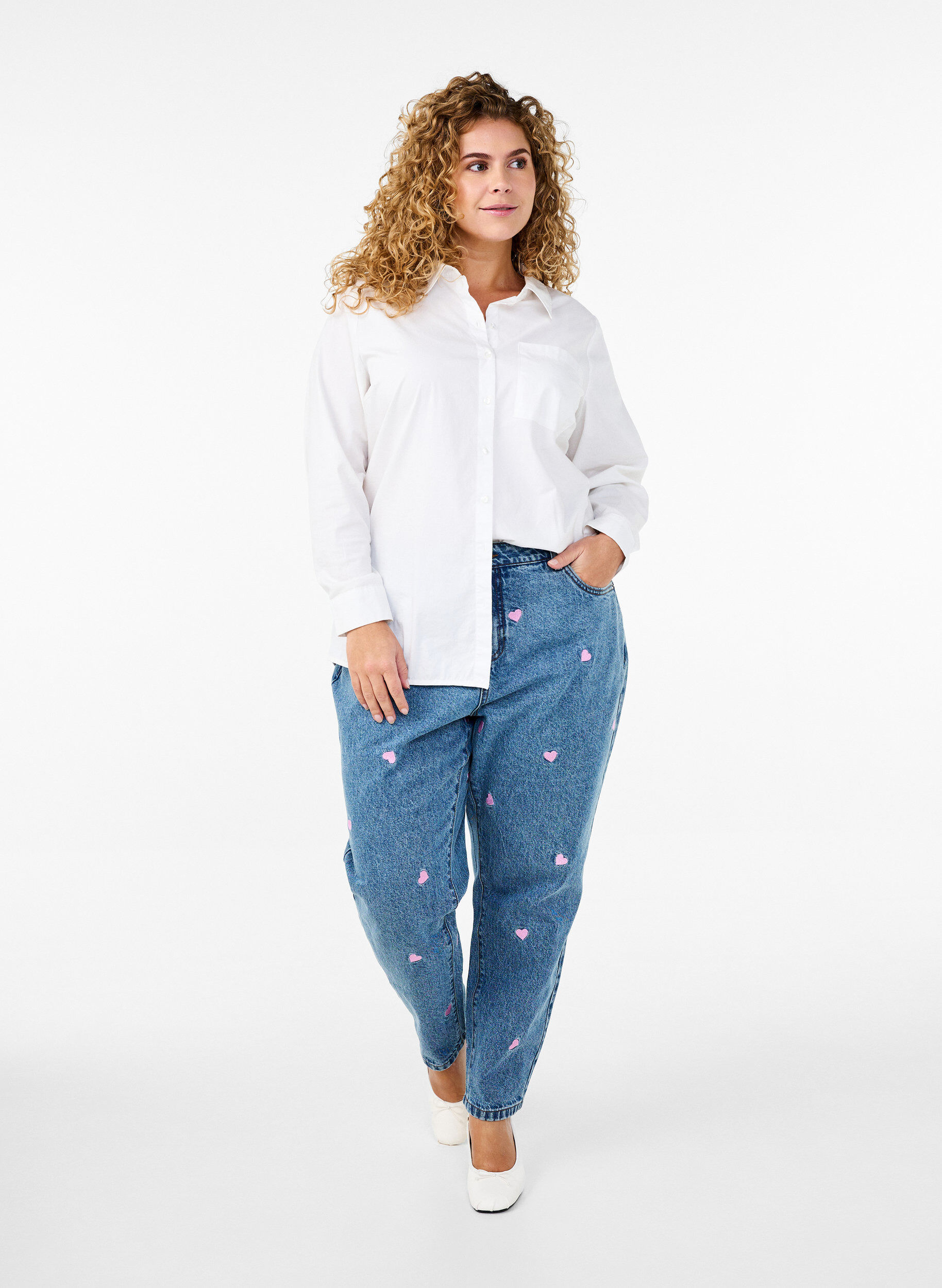 Zizzi Mille Mom Fit-jeans med broderier, Bl&aring;, Model image number 1