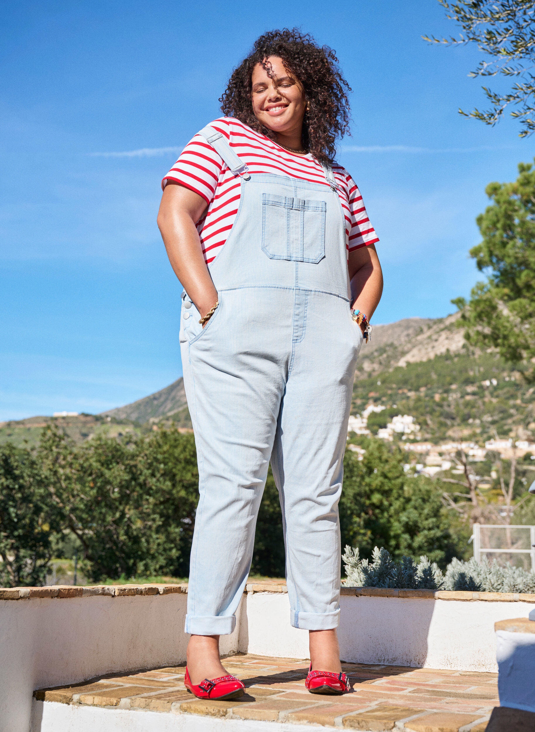 Randiga denim h&auml;ngselbyxor?