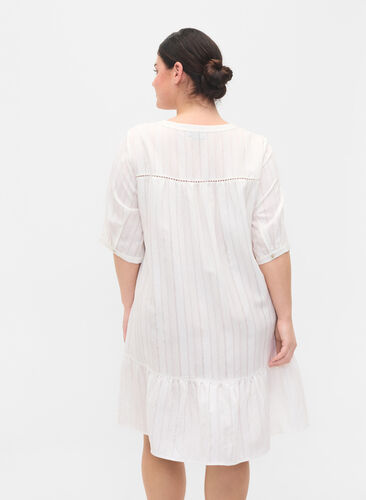 Randig klänning i viskos med spetsdetaljer, Bright White, Model image number 1