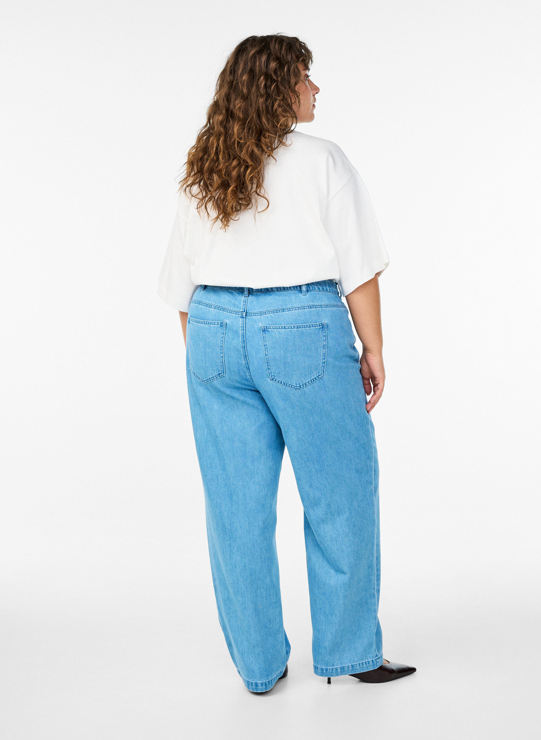 Zizzi Kiana jeans med rak passform och v&aring;gade s&ouml;mmar, Bl&aring;, Model image number 1
