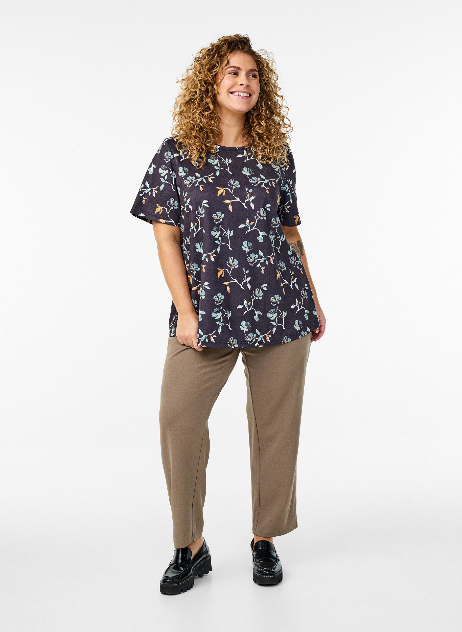 Zizzi FLASH - T-shirt med blommigt tryck, Svart, Model image number 1