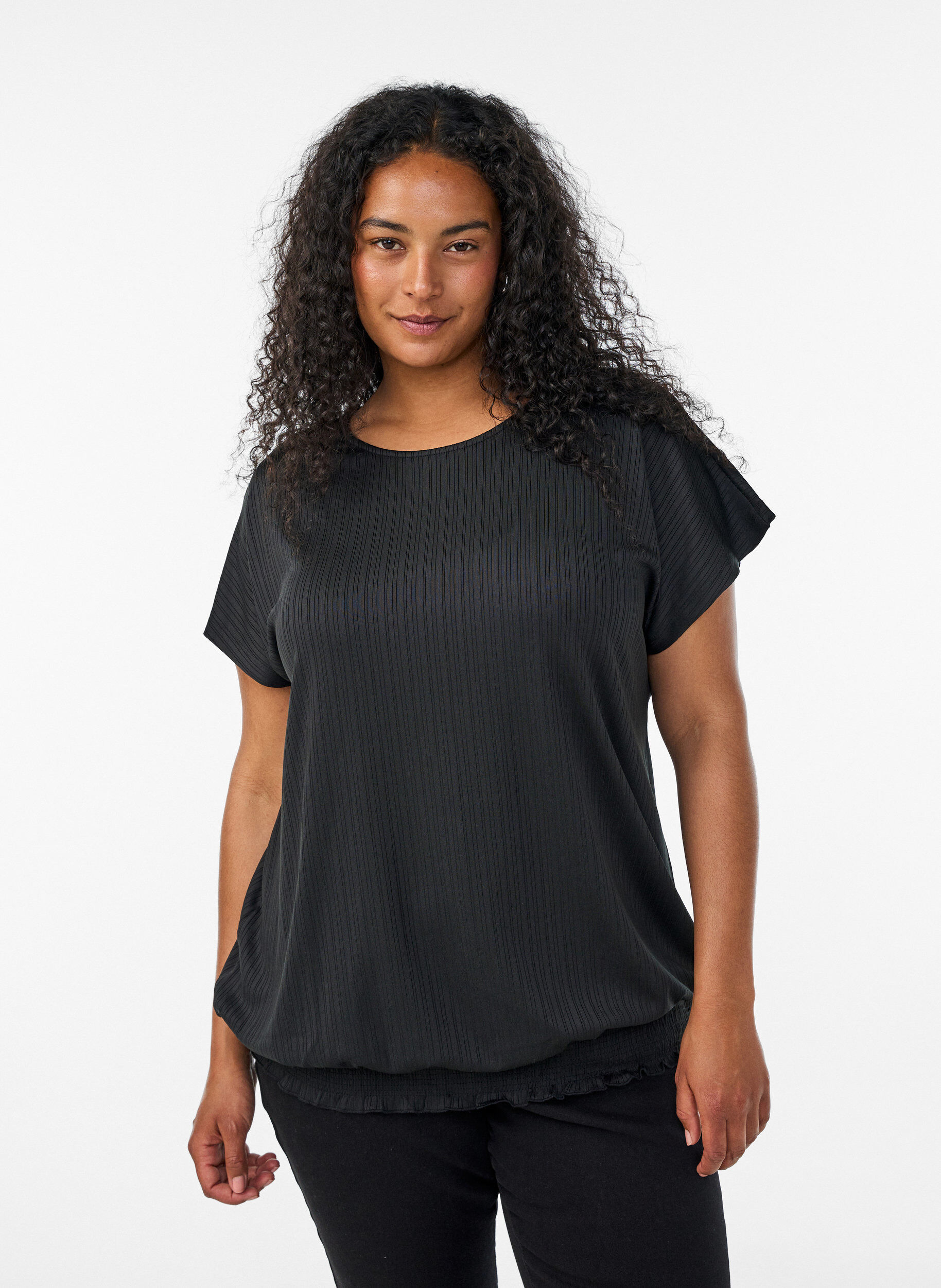 Blus i jersey med texturerade r&auml;nder och smock i nederkanten, Svart, Model