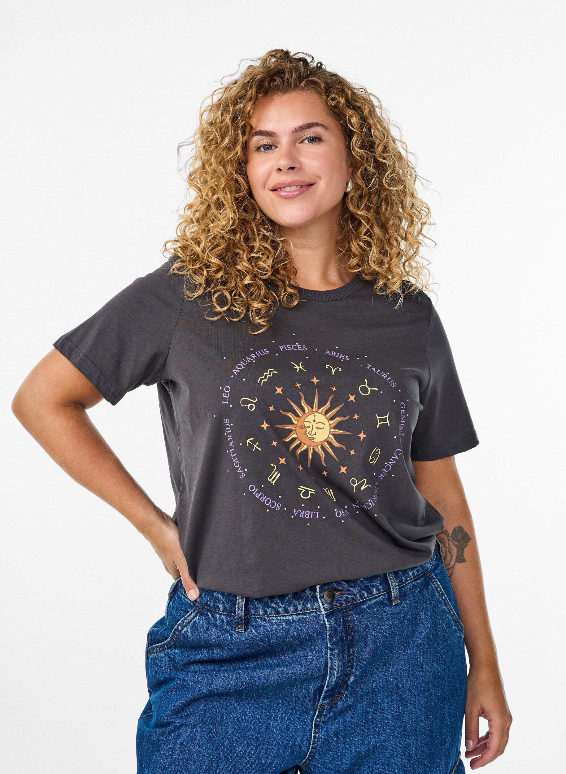 Zizzi T-shirt i bomull med tryck framtill, Gr&aring;, Model image number 0