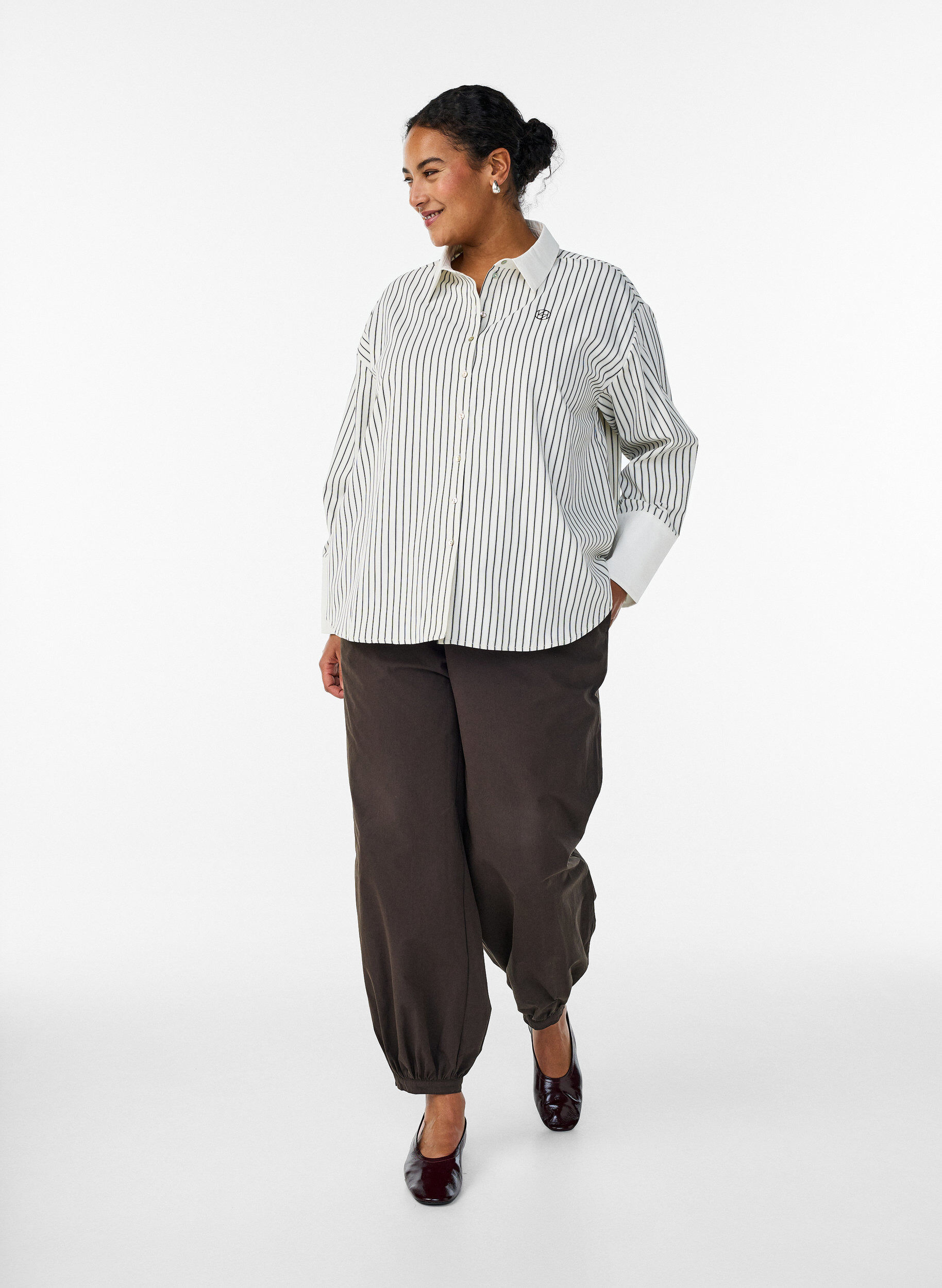 Zizzi L&ouml;s randig skjorta med breda manschetter, Vit, Model image number 1