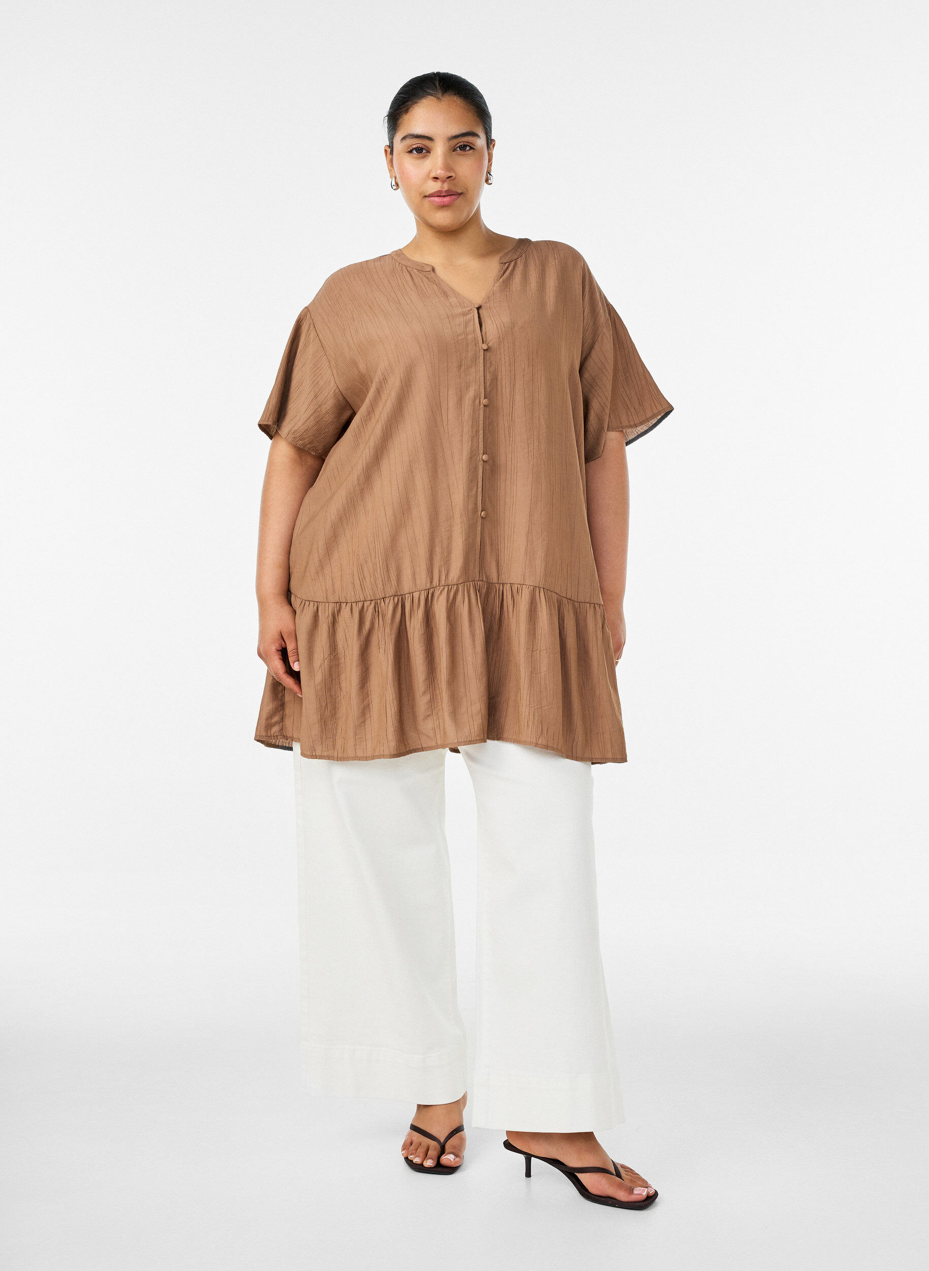 ZizziL&ouml;s tunika med krinklad textur och volangkant, Brun, Model image number 1