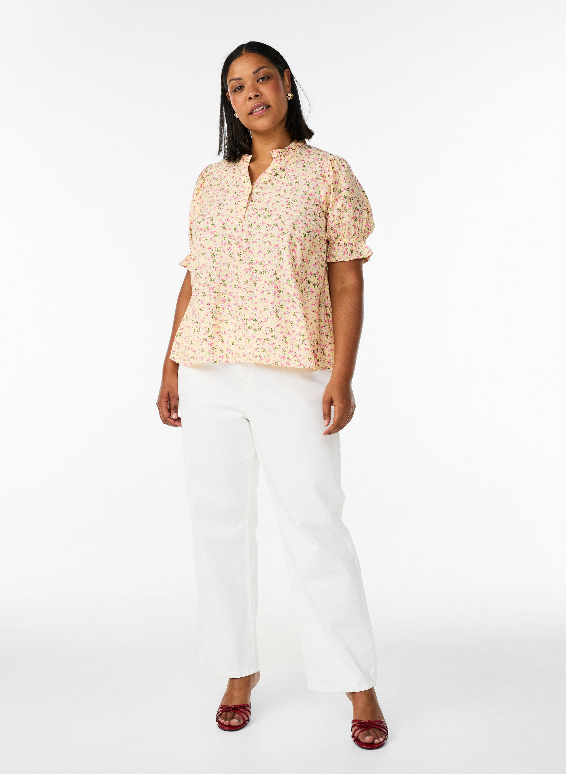 ZizziBlommig blus i viskos med korta &auml;rmar och volangkrage, Gul, Model image number 1
