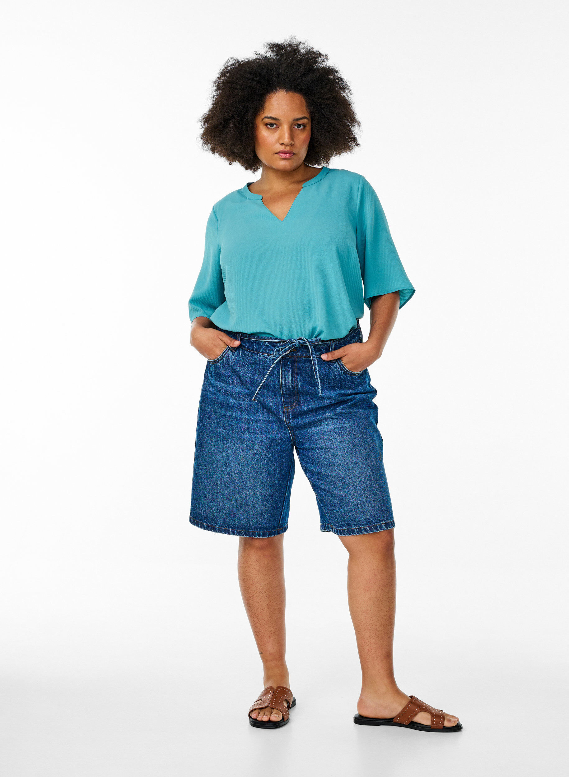 Zizzi Kort&auml;rmad blus med V-ringning, Gr&ouml;n, Model image number 1