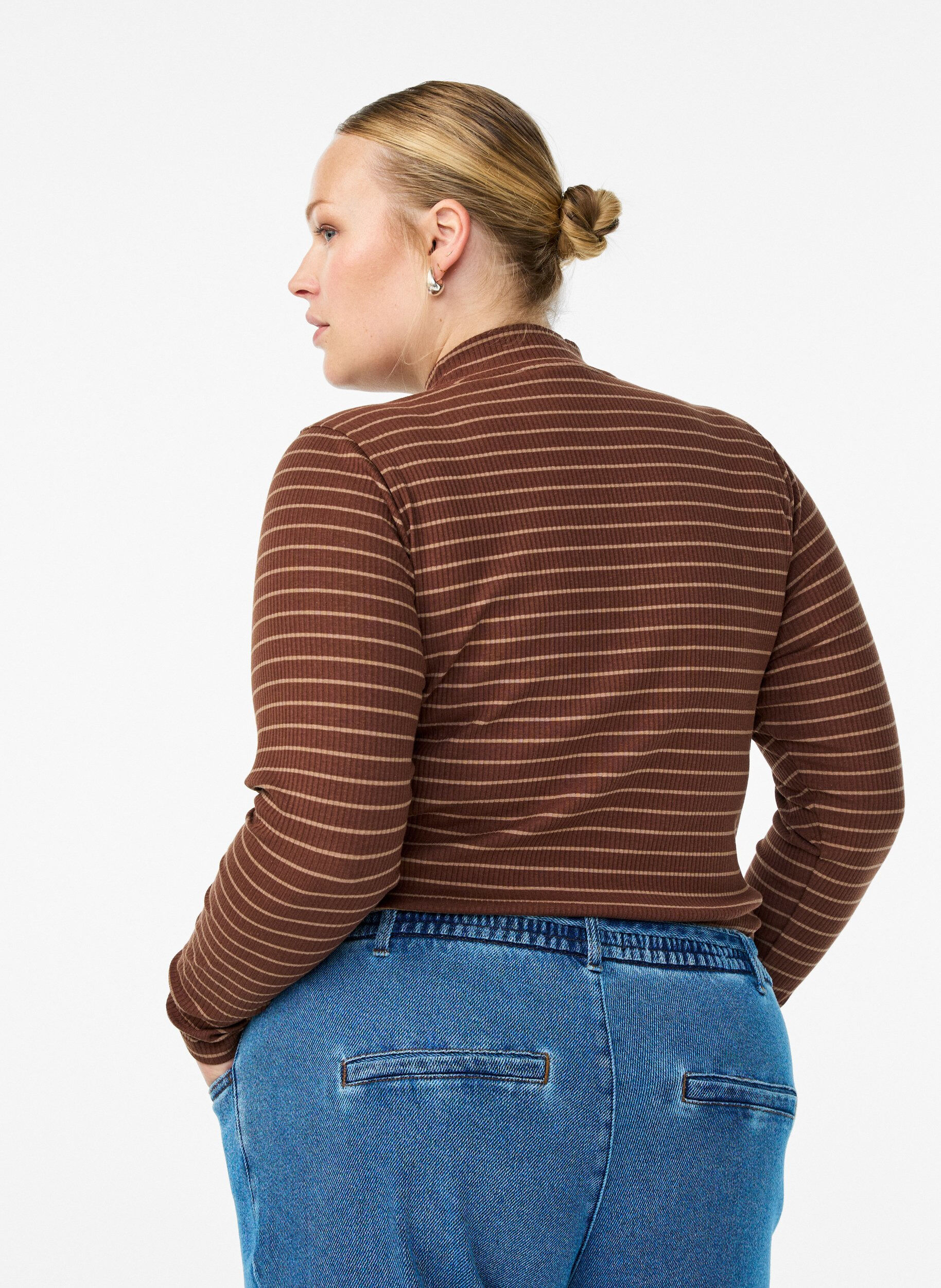 Zizzi Randig ribbad jerseyblus med h&ouml;g hals, Brun, Model image number 2