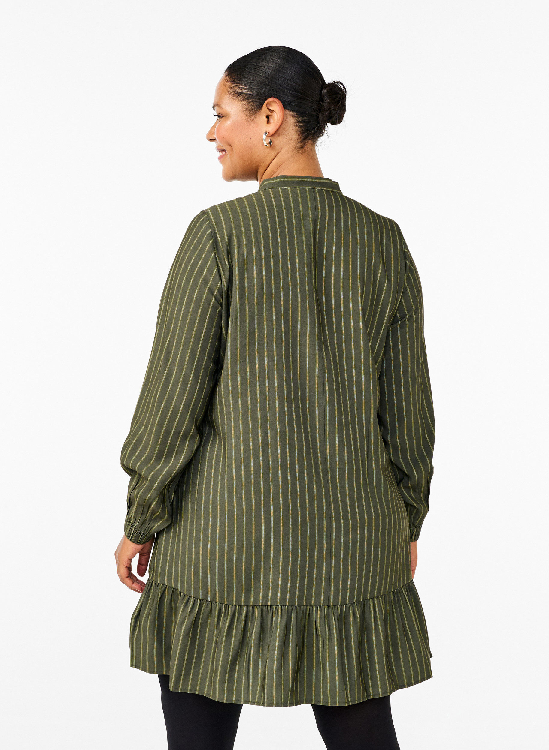 Zizzi Kort randig kl&auml;nning med volangdetalj, Thyme Stripe AOP, Model image number 1