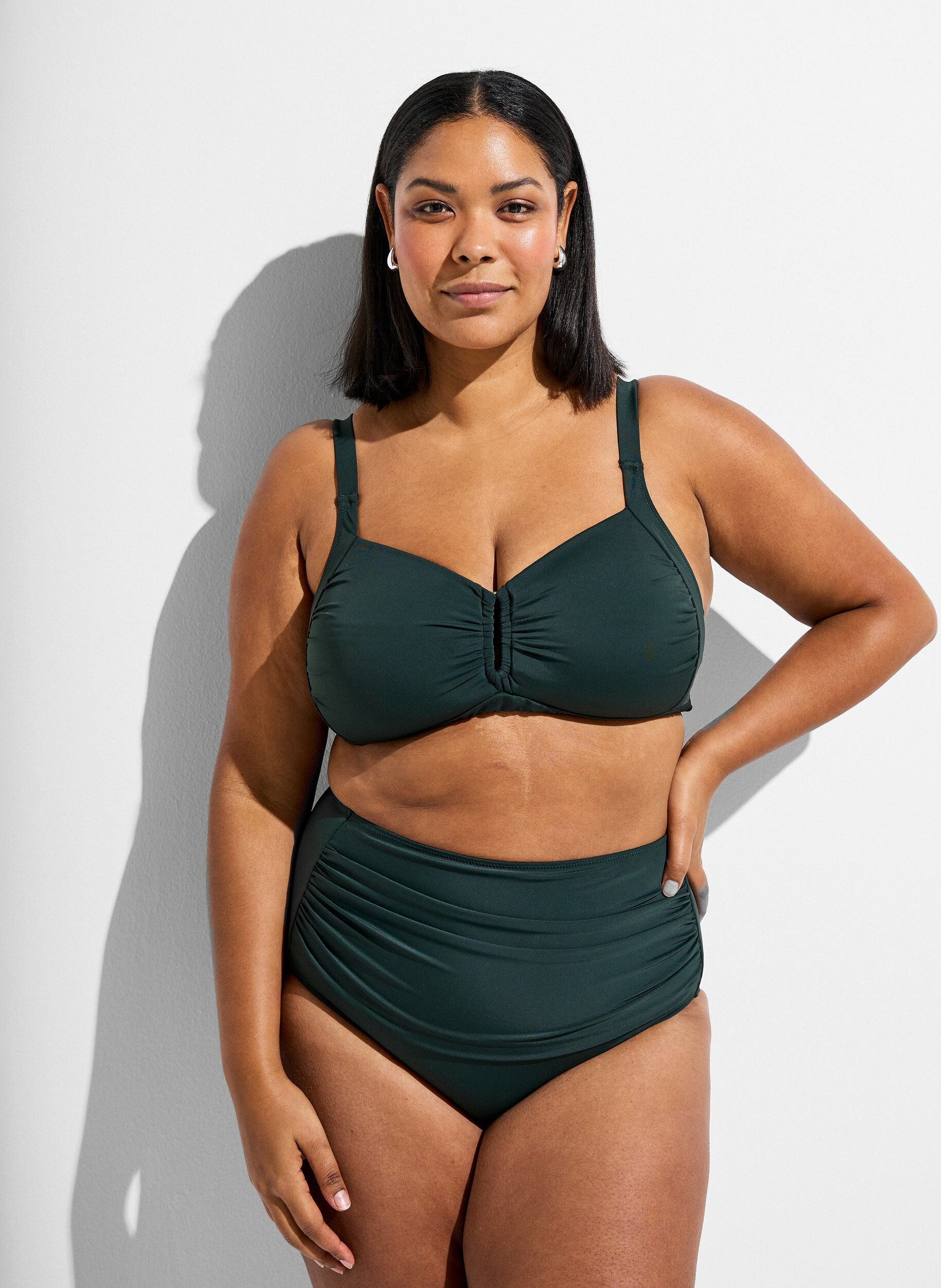 Zizzi Bikinitrosa med h&ouml;g midja och drapering, Gr&ouml;n, Model image number 0