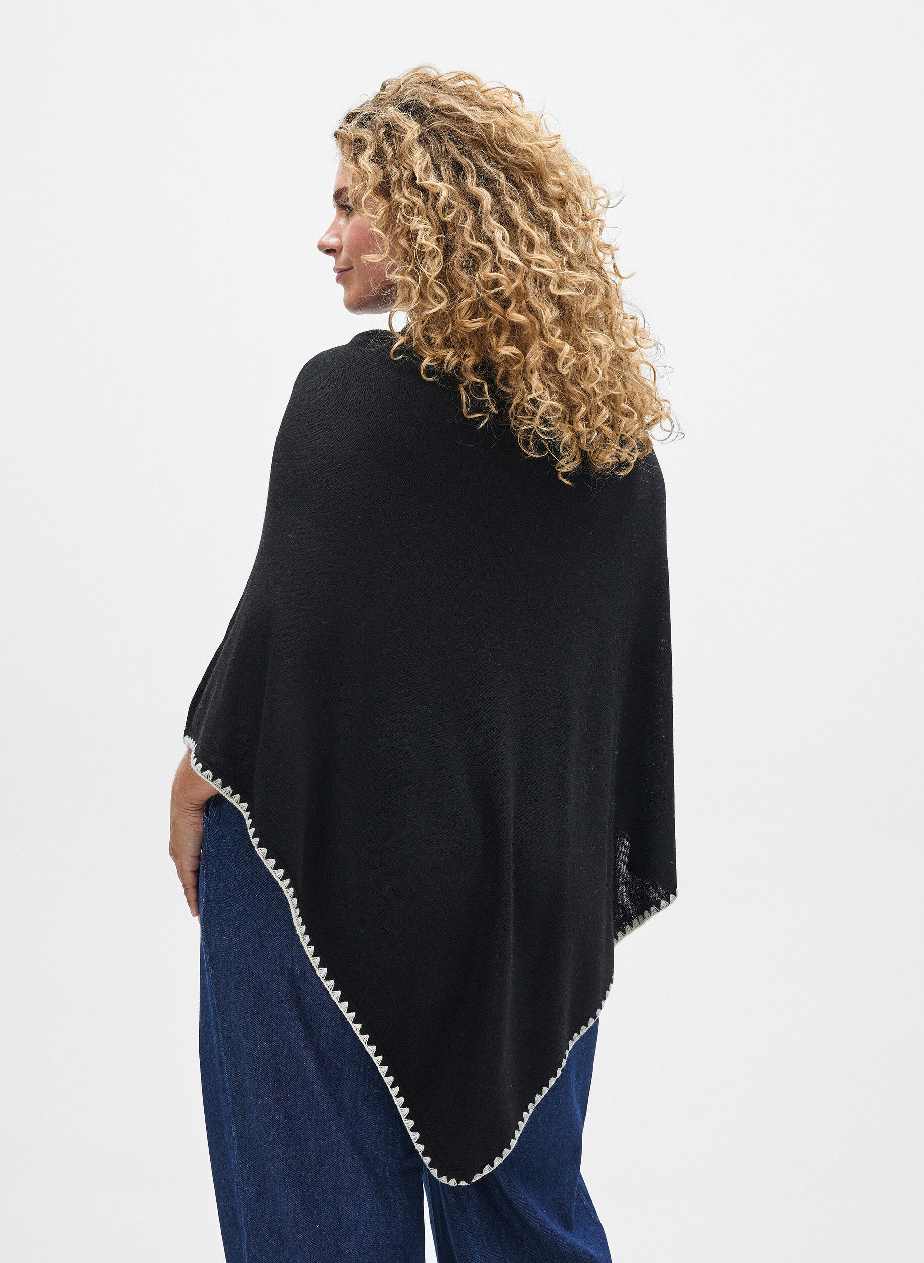 Zizzi Fin stickad poncho, Svart, Model image number 2