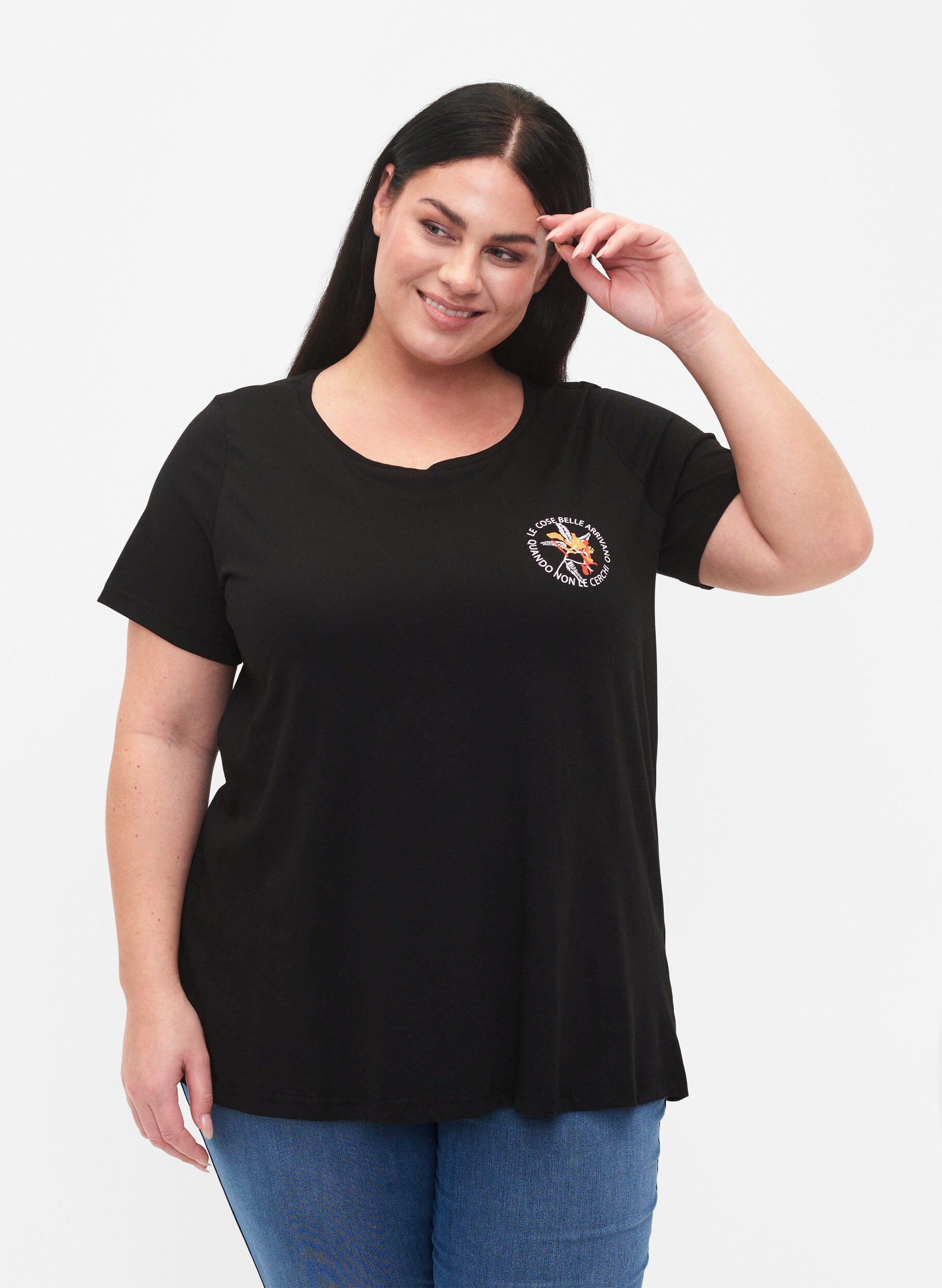 Zizzi T-shirt i bomull med tryck framtill, Black W. Chest print, Model image number 0