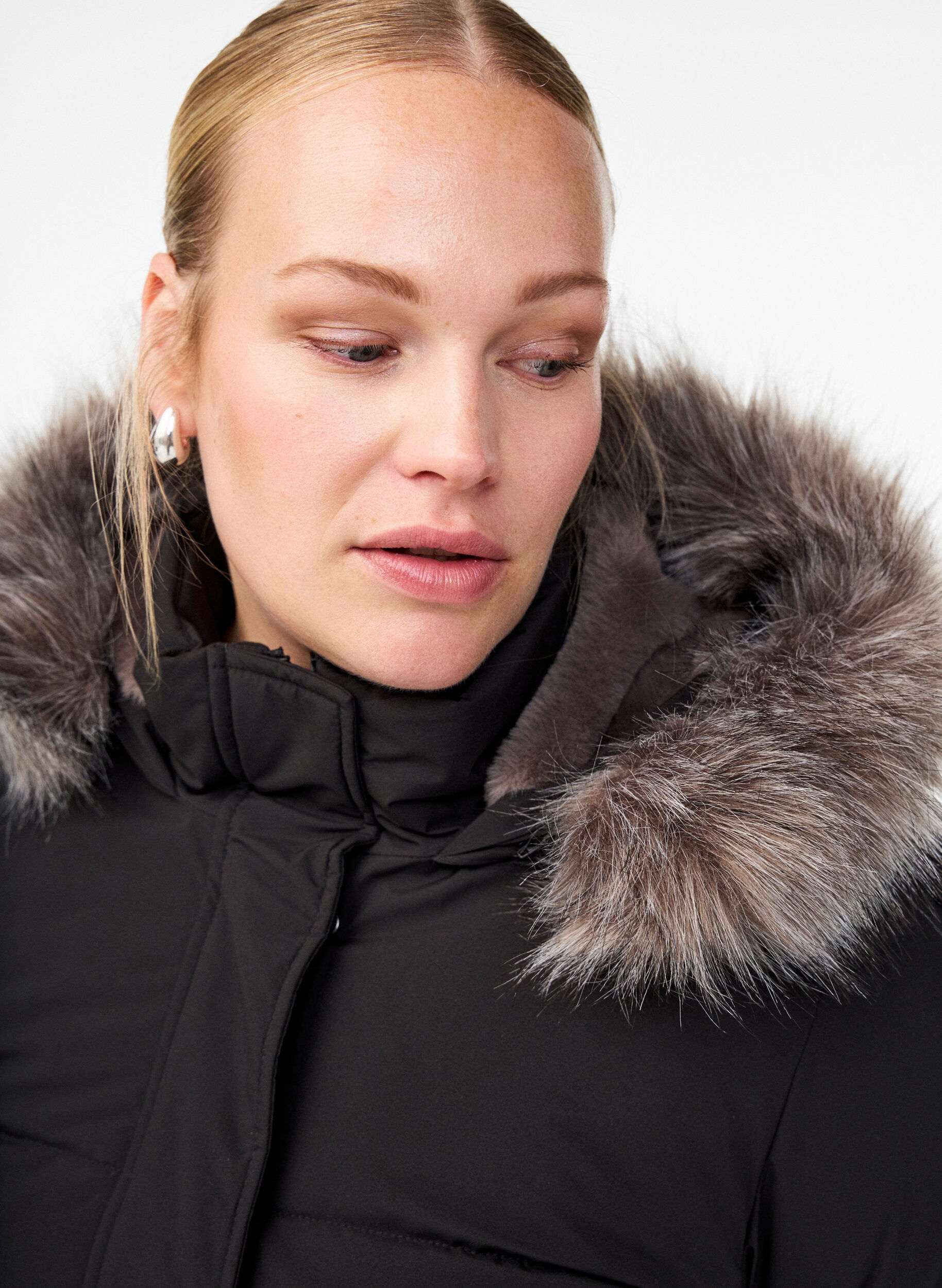 Zizzi Vattenavvisande parkas med krage i fuskp&auml;ls, Svart, Model image number 4