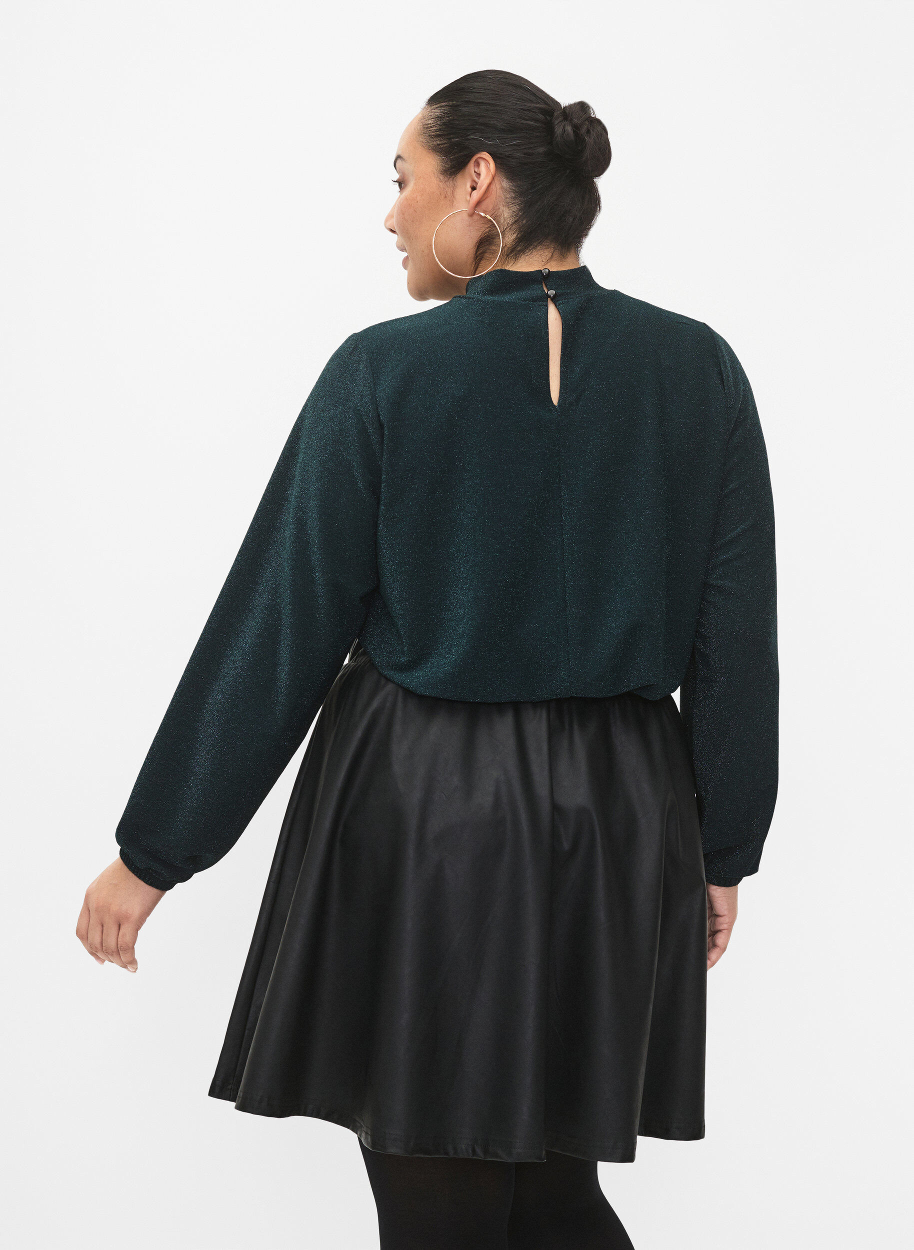 Zizzi L&aring;ng&auml;rmad blus i glitter med rund halsringning och V-detalj, Black Scarab, Model image number 1