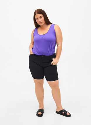 Slim fit Emily shorts med normalhög midja, Black solid, Model image number 4
