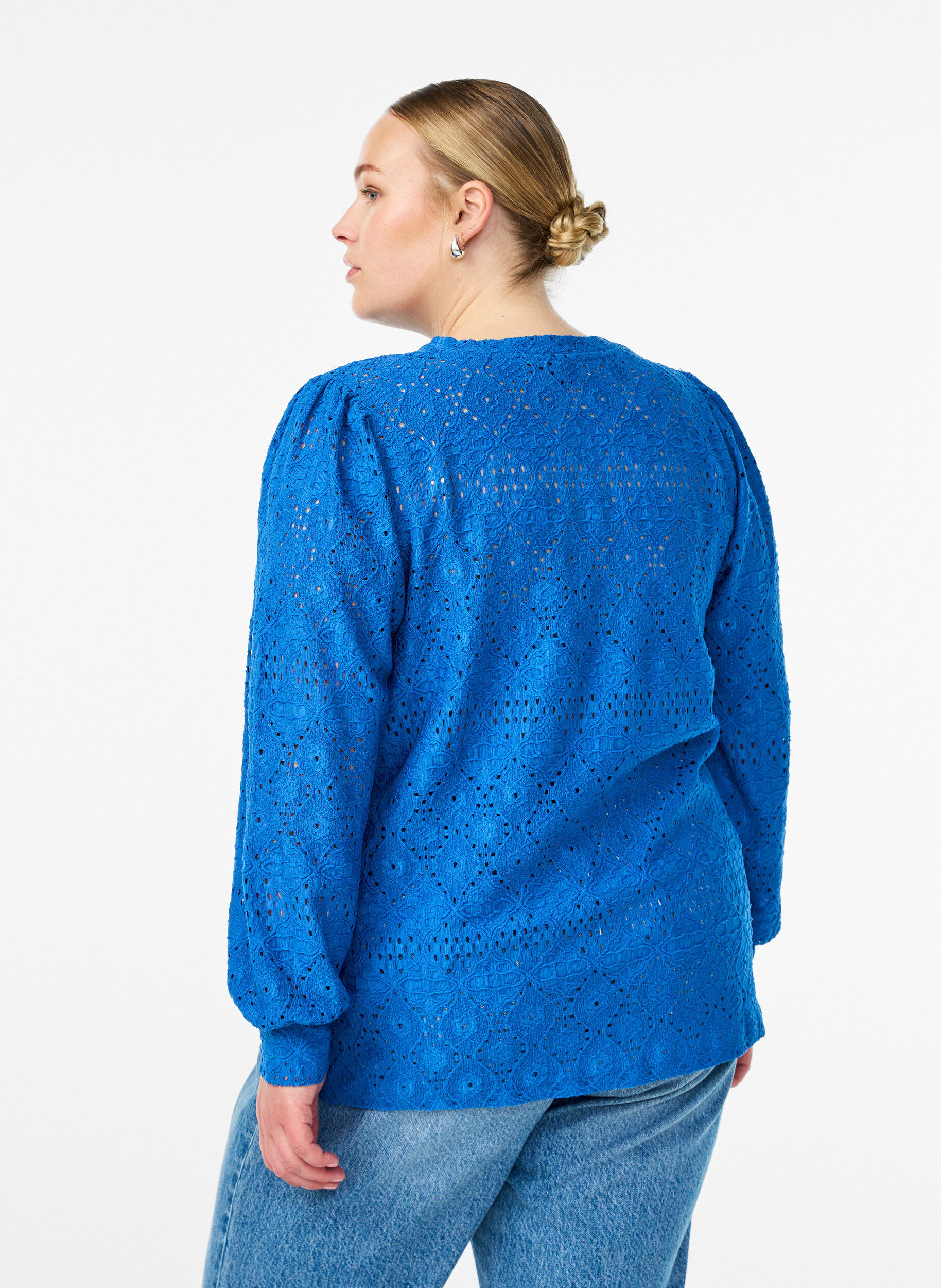 Zizzi L&aring;ng&auml;rmad blus med h&aring;lbroderi, Bl&aring;, Model image number 2