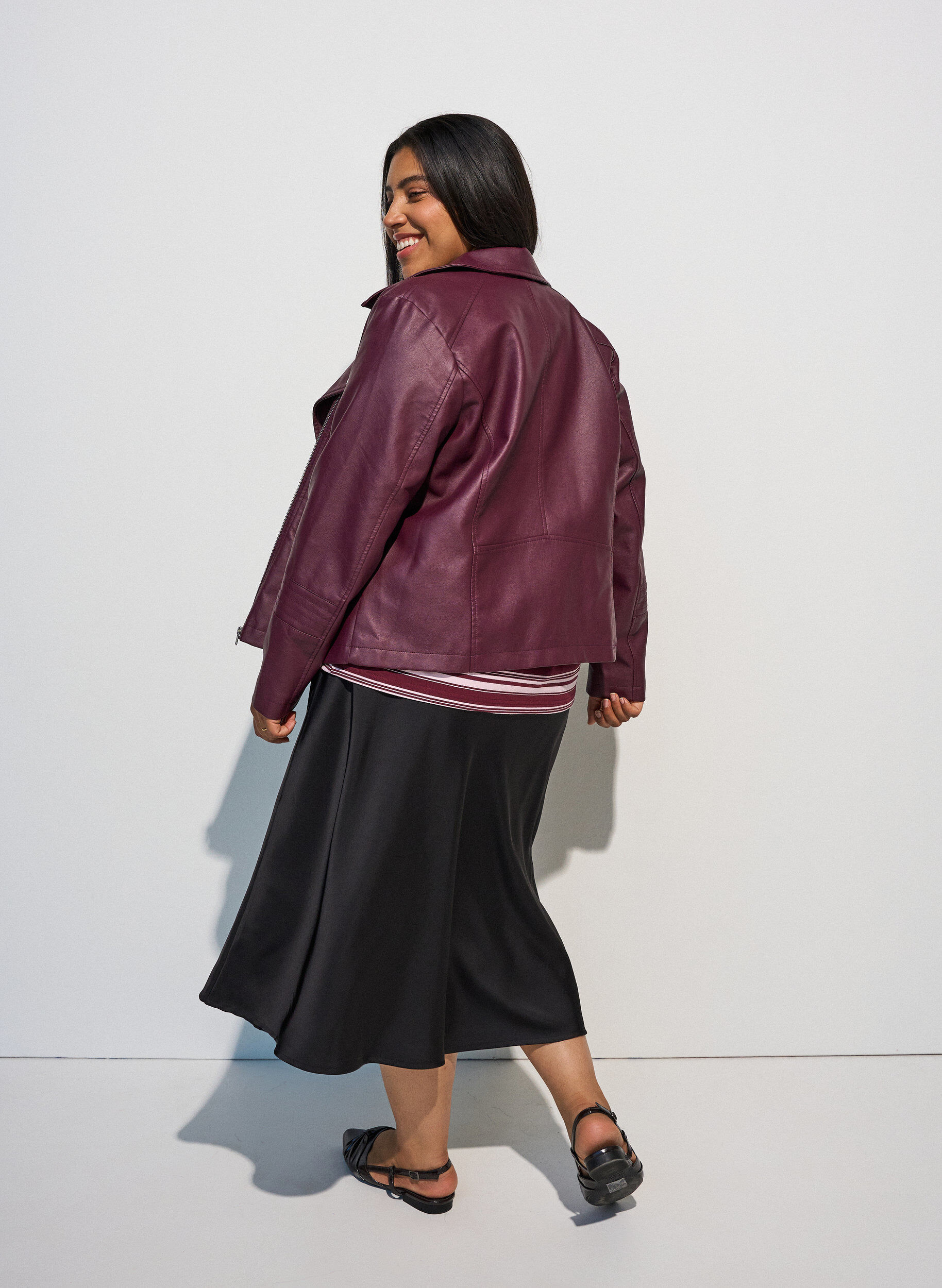 ZizziMidikjol i satin, Svart, Model image number 2