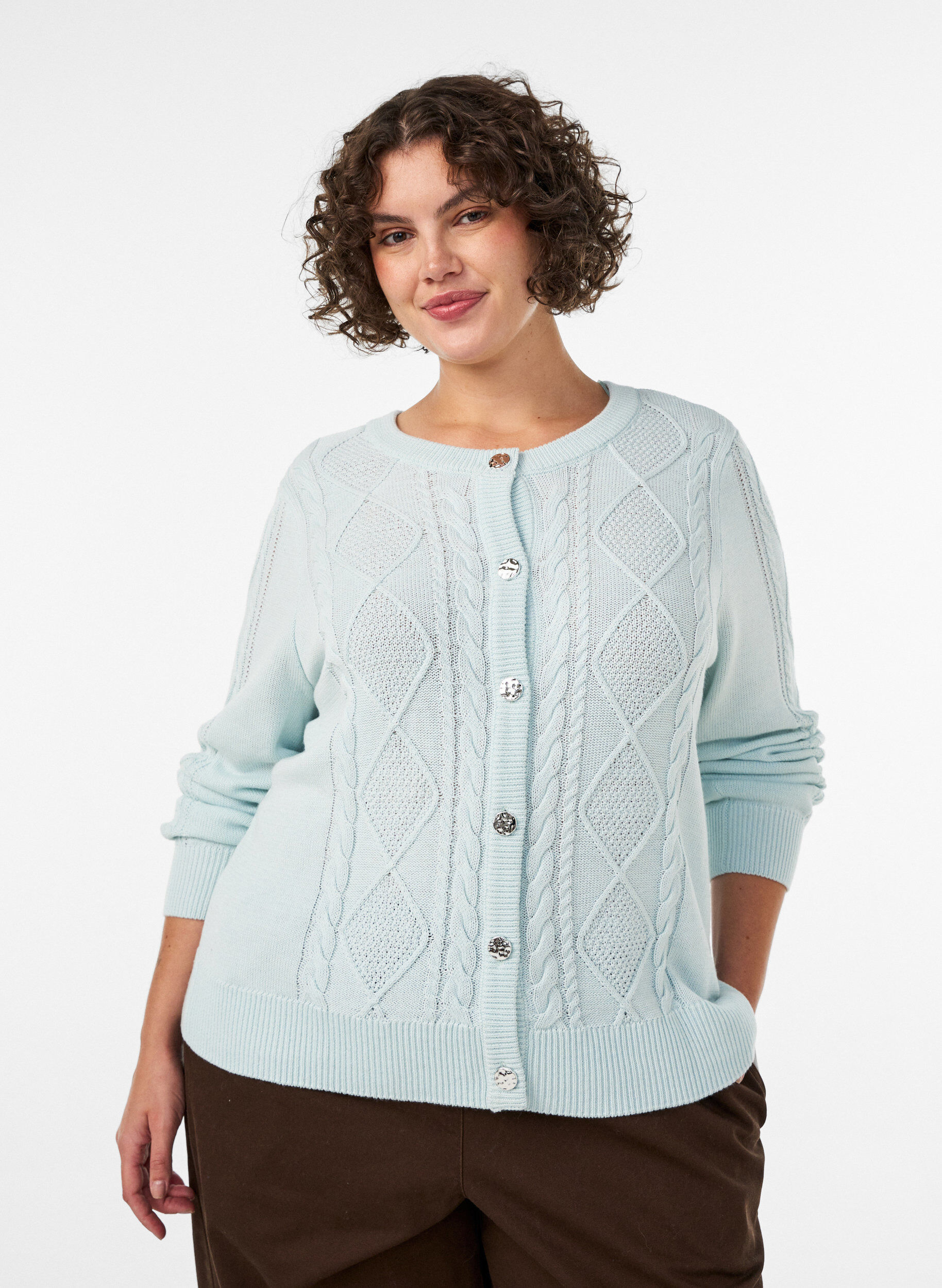 Kabelstickad cardigan med dekorativa knappar, Bl&aring;, Model
