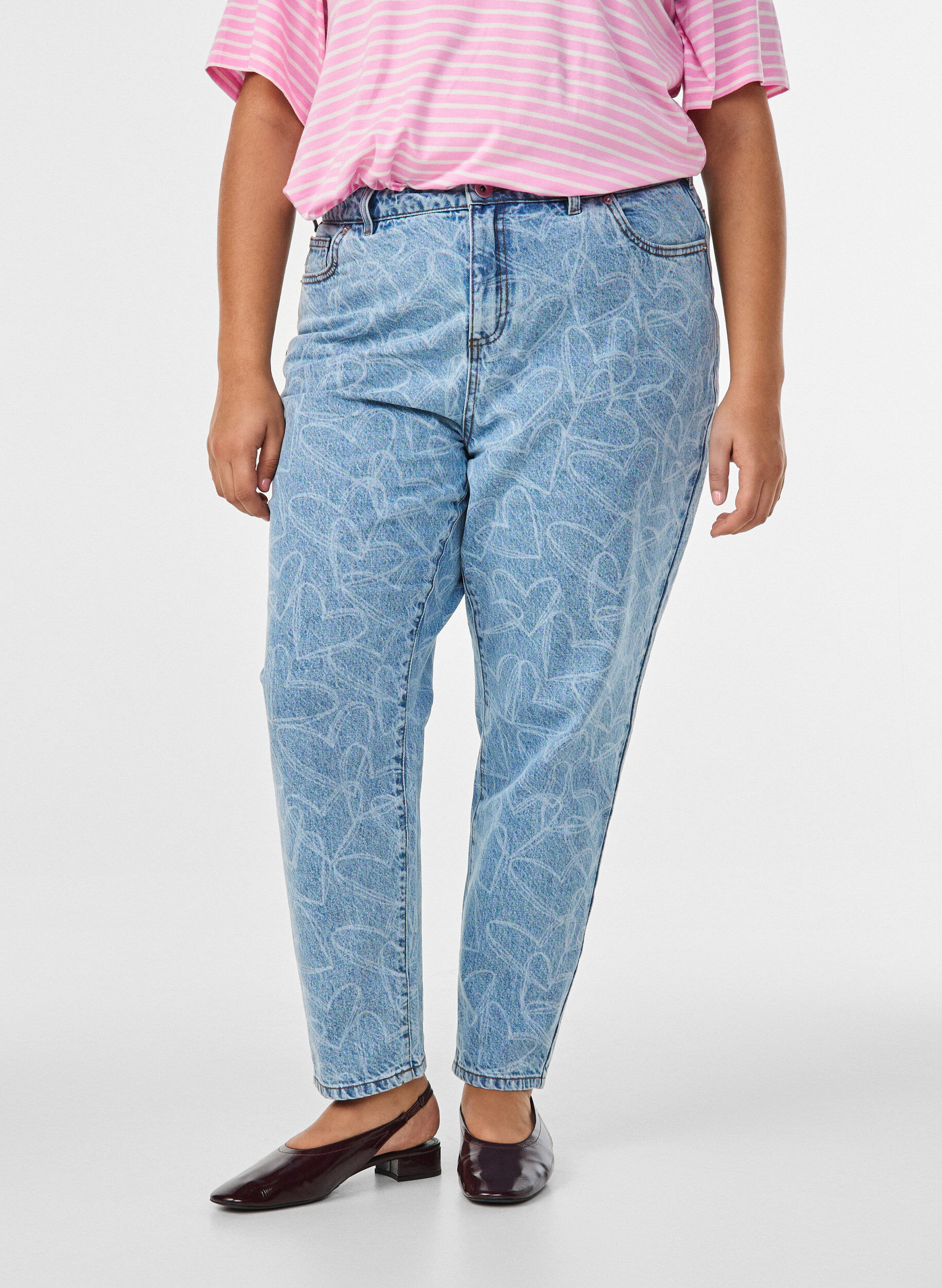 Zizzi Mille Mom Fit-jeans med broderier, Bl&aring;, Model image number 2