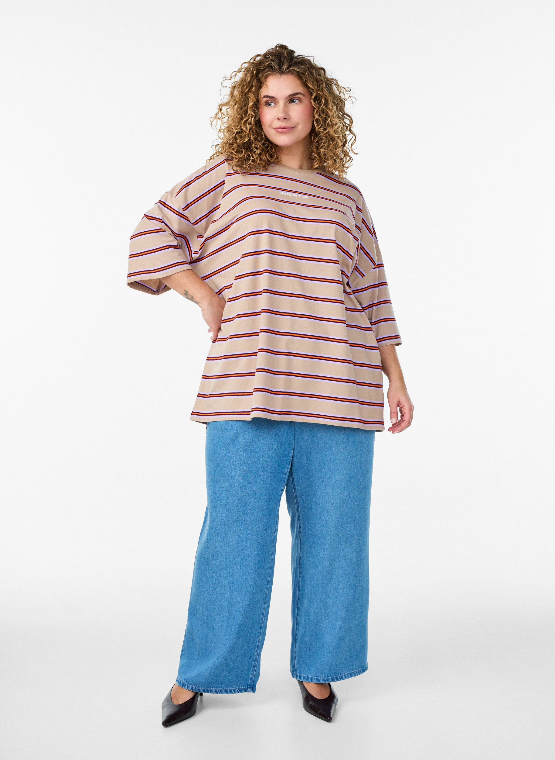 Zizzi Oversize t-shirt med r&auml;nder och halvl&aring;nga &auml;rmar, Beige, Model image number 1