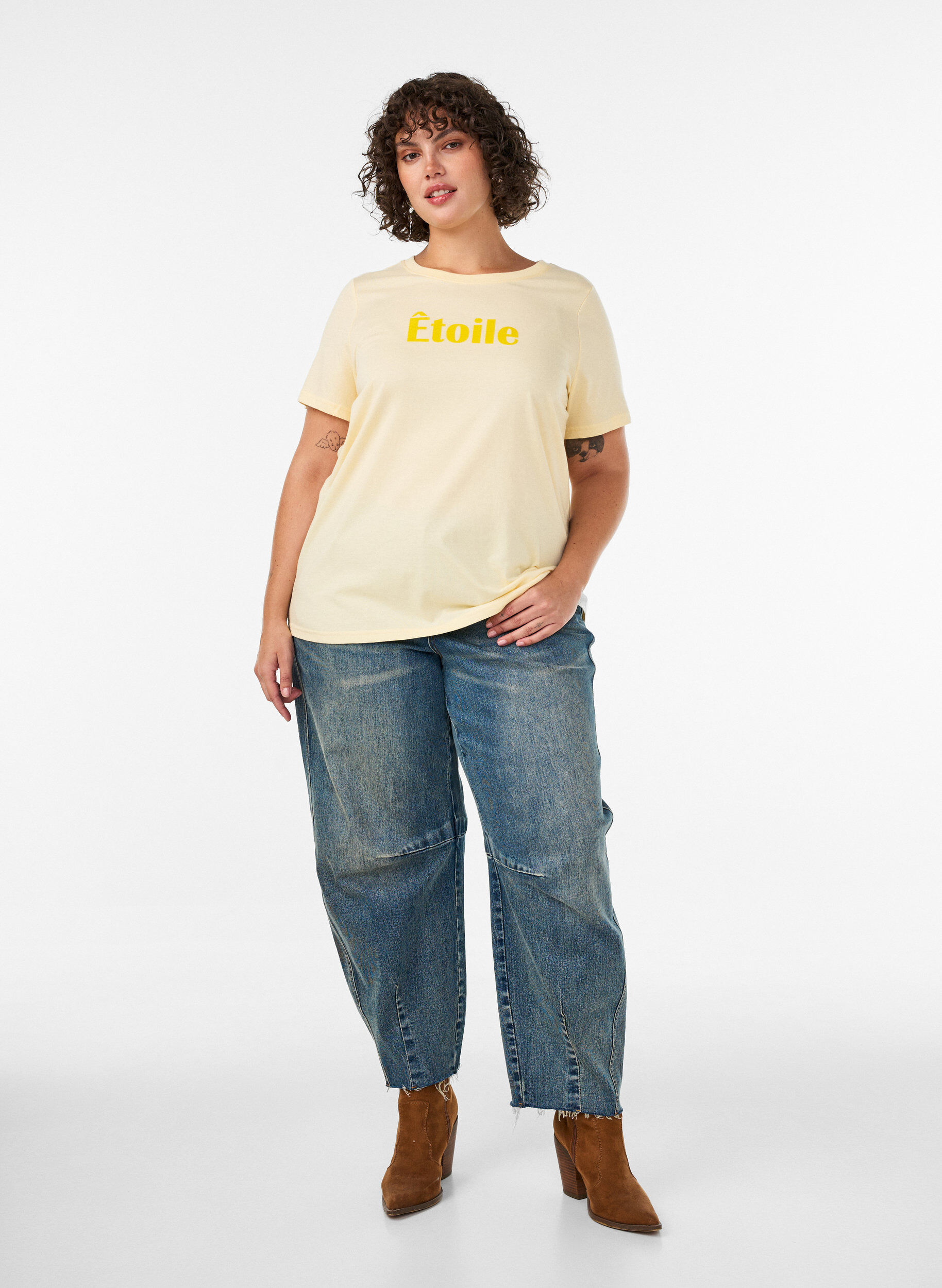 ZizziT-shirt i ekologisk bomull med velourtext, Gul, Model image number 1