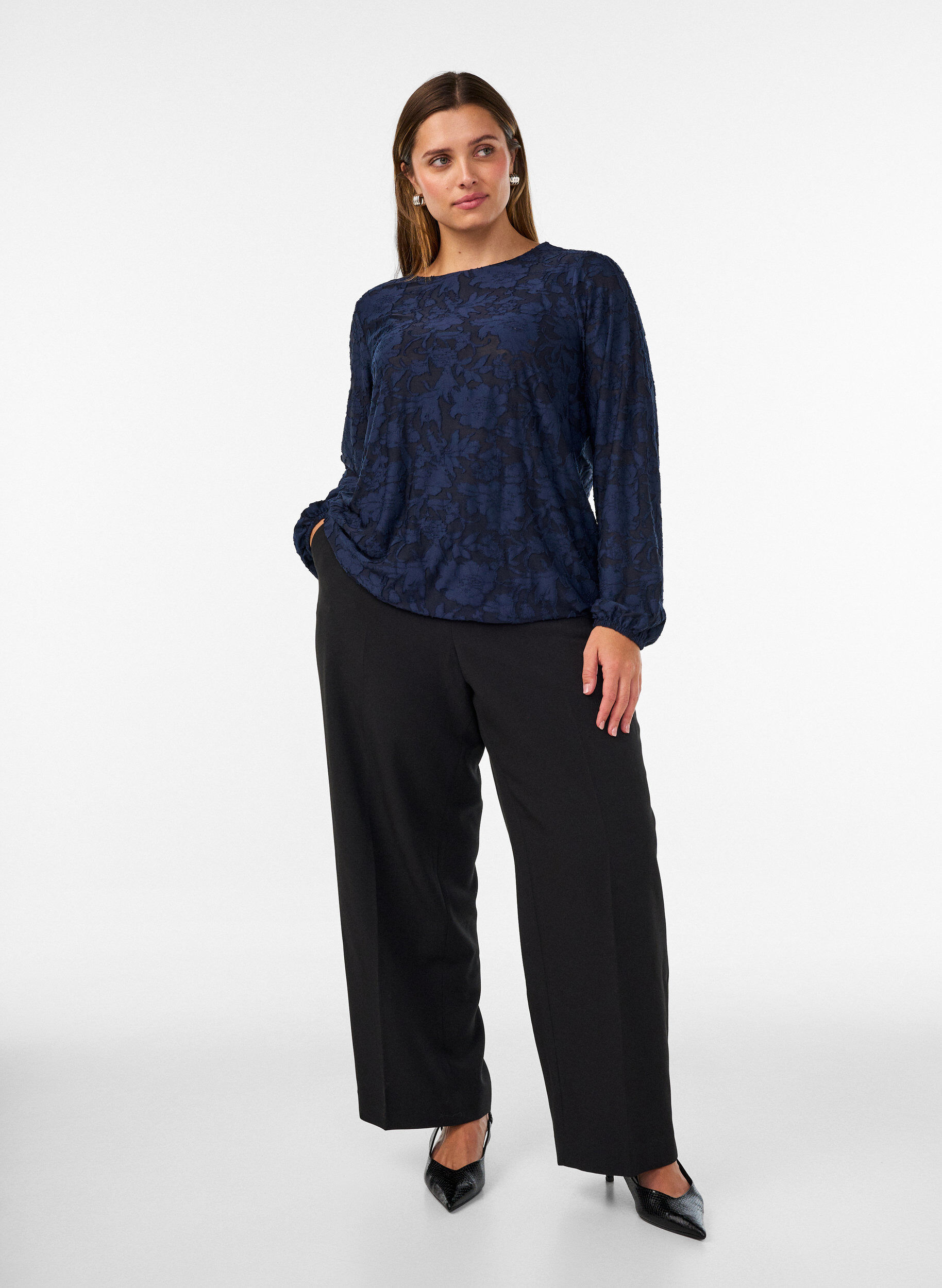 ZizziSkir blus med blommig textur och l&aring;nga &auml;rmar, Bl&aring;, Model image number 1