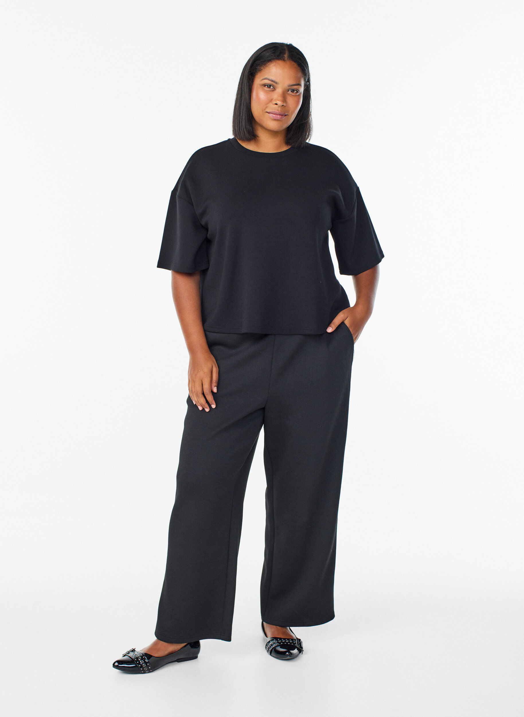 Zizzi Kort loose fit t-shirt i modalblandning, Svart, Model image number 1