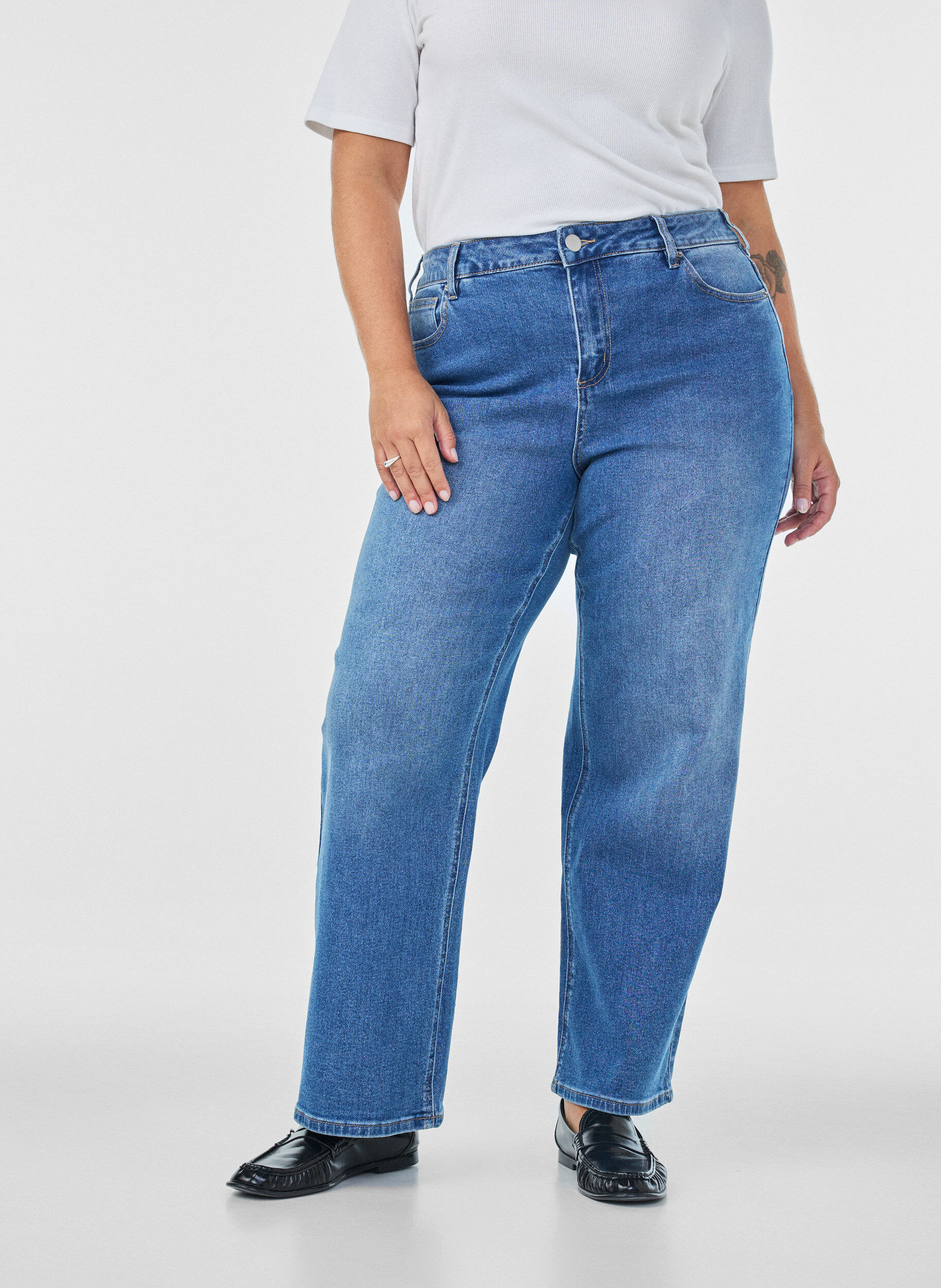 ZizziRaka jeans med en l&auml;tt sliten look, Bl&aring;, Model image number 2