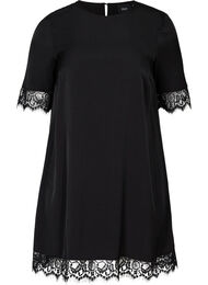 Kortärmad klänning med spetsdetaljer, Black