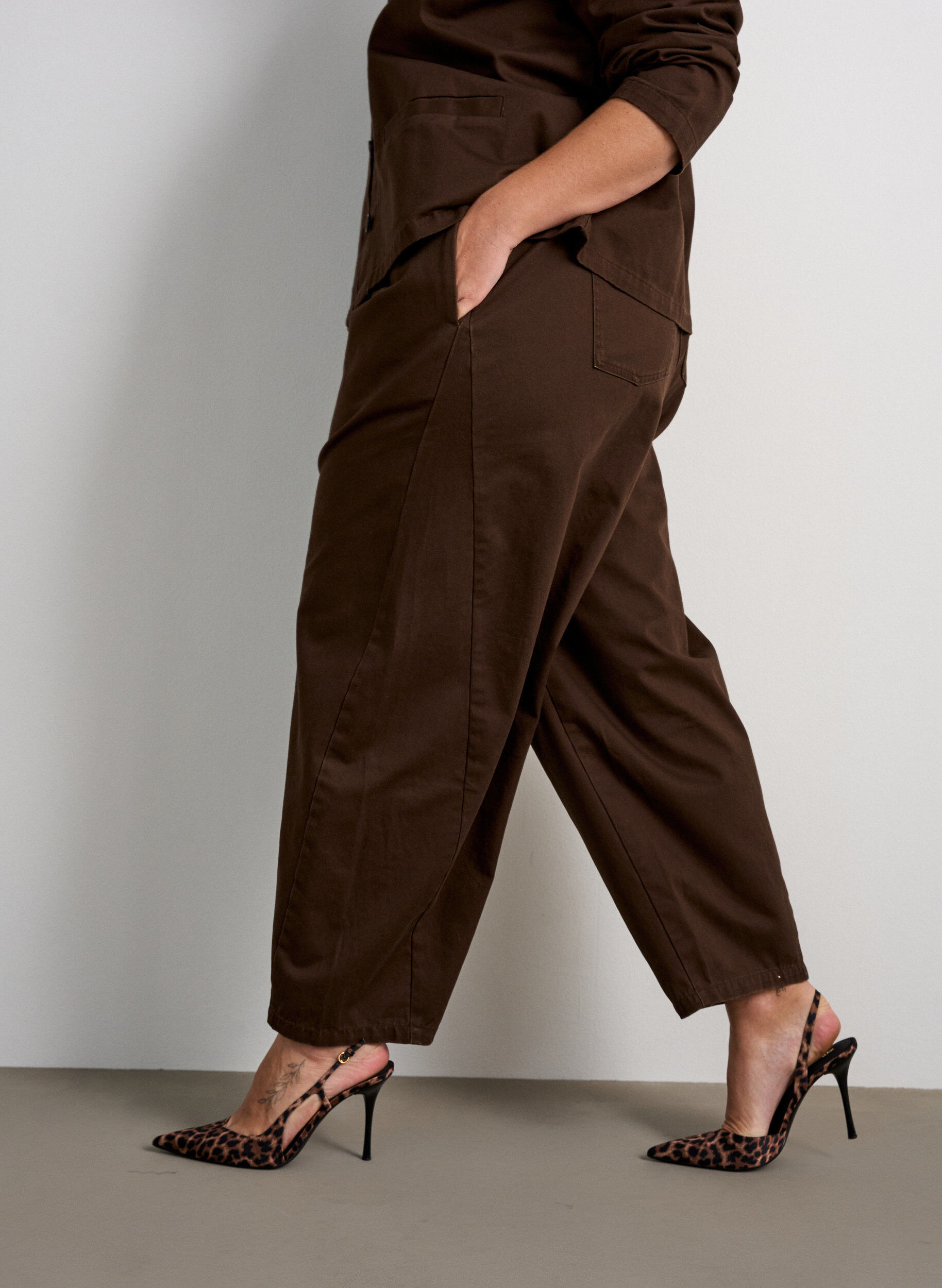 ZizziBarrel-jeans med h&ouml;g midja och res&aring;r i midjan, Brun, Model image number 2