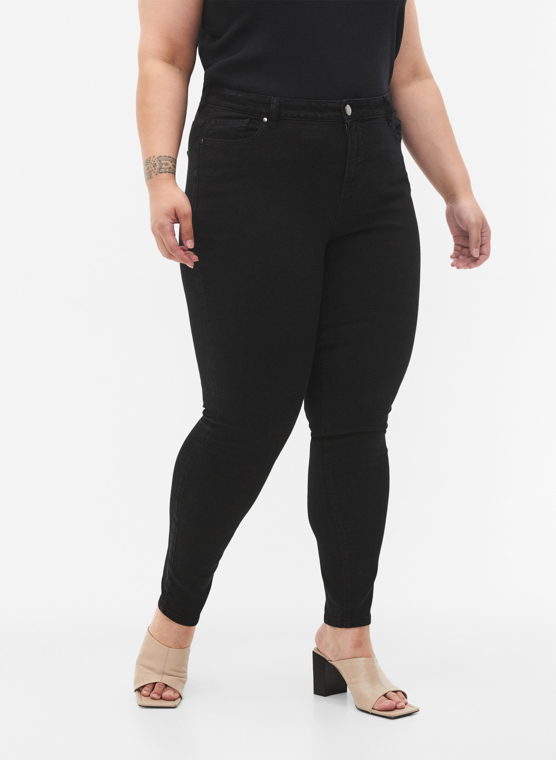 Zizzi Amy jeans med h&ouml;g midja och super slim passform, Black, Model image number 2