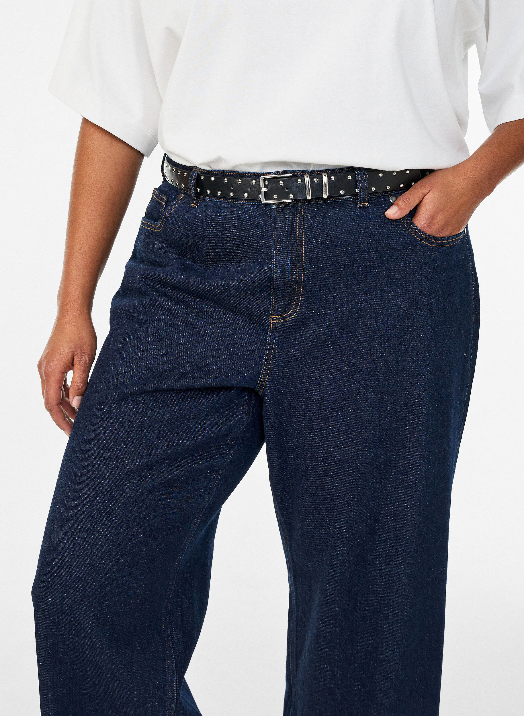 Zizzi Sk&auml;rp i l&auml;derimitation med nitar, Svart, Model image number 0