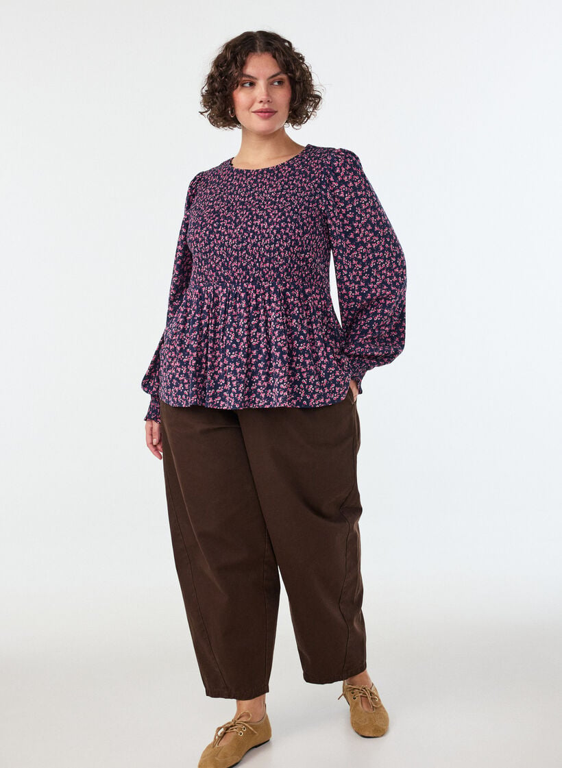 Blus med smock upptill och blommigt m&ouml;nster, Bl&aring;, Model image number 0