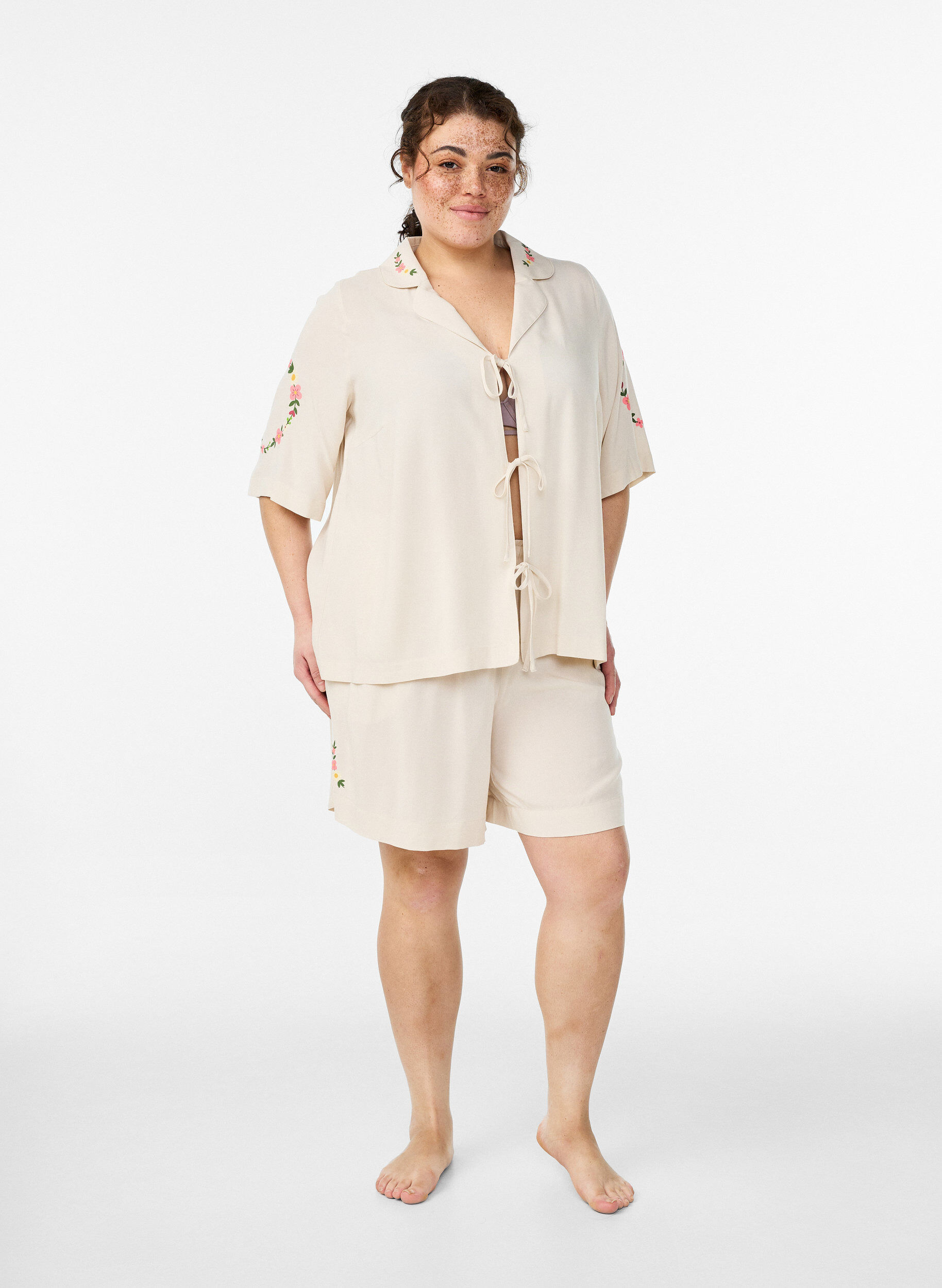 Zizzi L&ouml;sa pyjamasshorts i viskos med h&ouml;g midja, Beige, Model image number 1