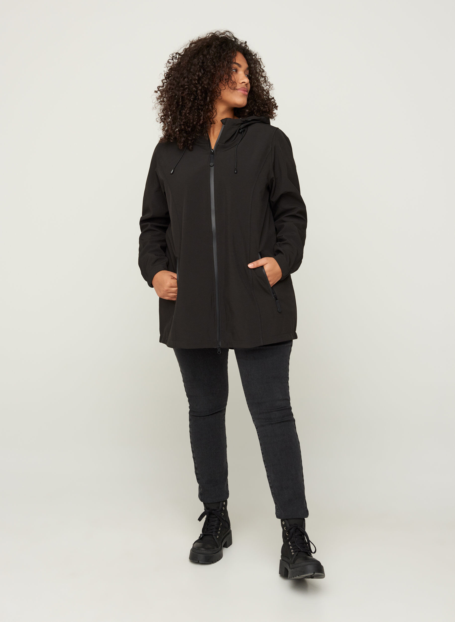 Zizzi Kort softshell jacka med luva, Black, Model image number 5