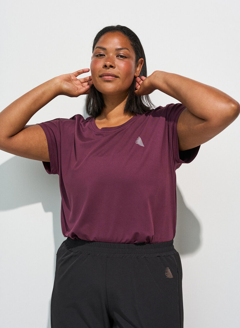 Enf&auml;rgad tr&auml;nings-T-shirt, R&ouml;d, Model image number 3