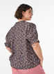 Blommig blus i viskos med korta &auml;rmar och smockdetaljer, Bl&aring;, Model image number 2