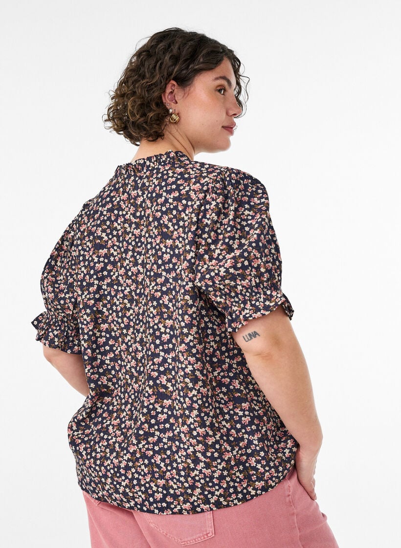 Blommig blus i viskos med korta &auml;rmar och smockdetaljer, Bl&aring;, Model image number 2