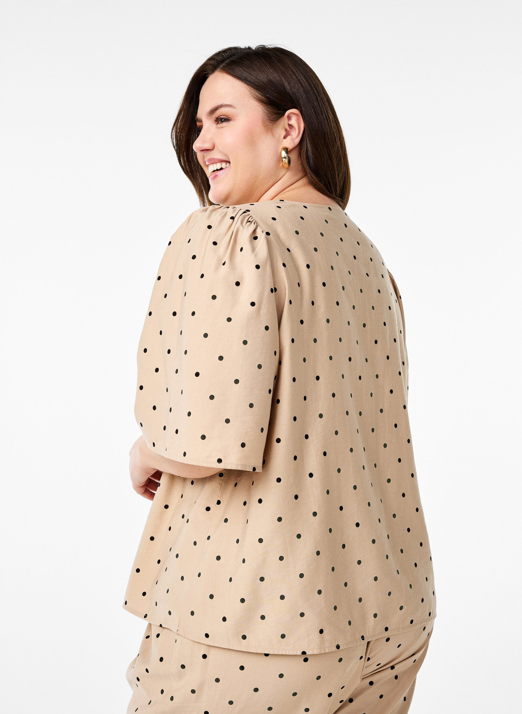 Zizzi Blus med l&ouml;sa &auml;rmar och v-ringning, Beige, Model image number 2