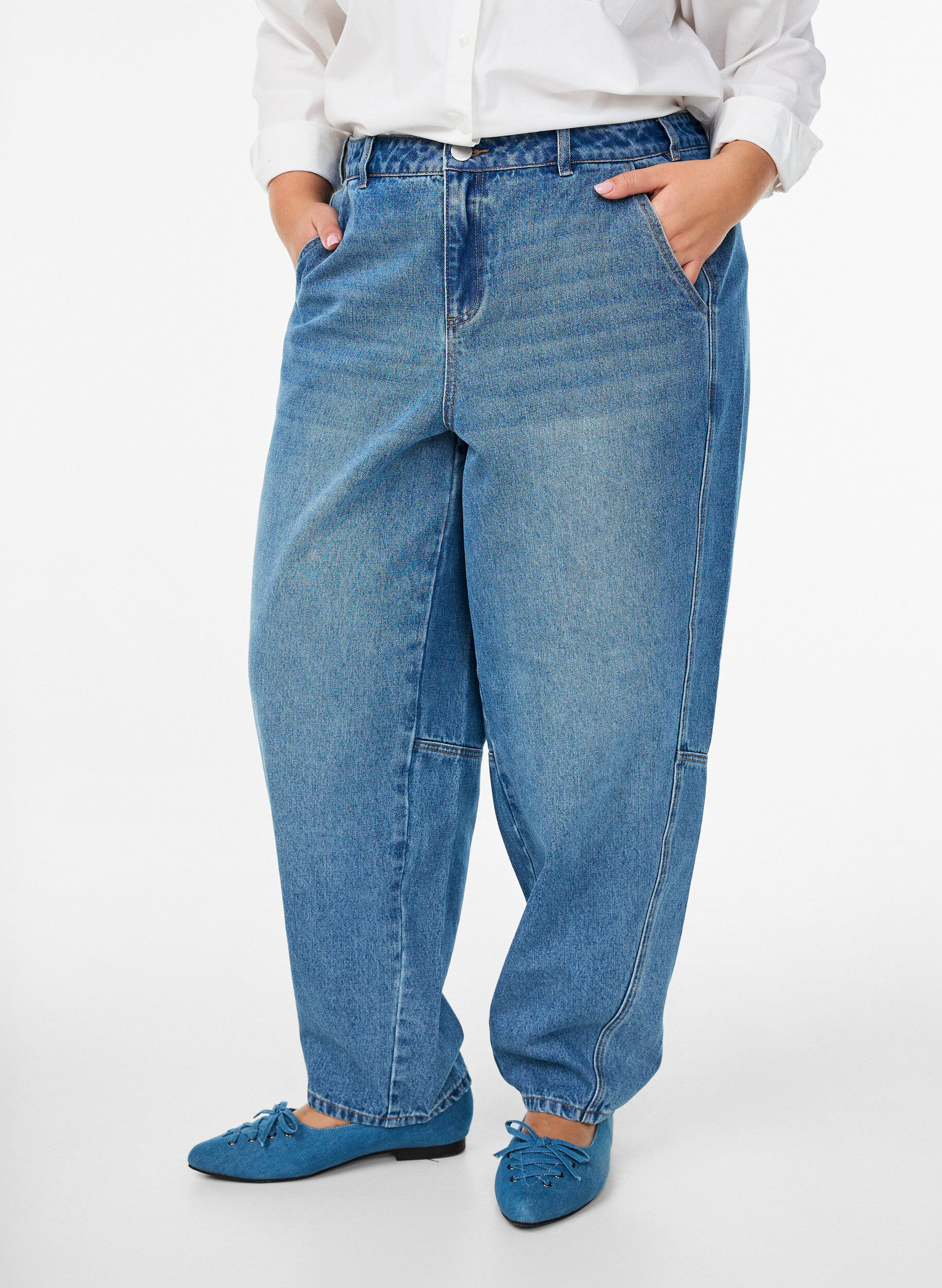 Zizzi Barrel jeans med h&ouml;g midja, Bl&aring;, Model image number 2