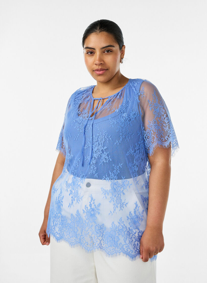 Kort&auml;rmad blus i spets med knytning, Lila, Model image number 0