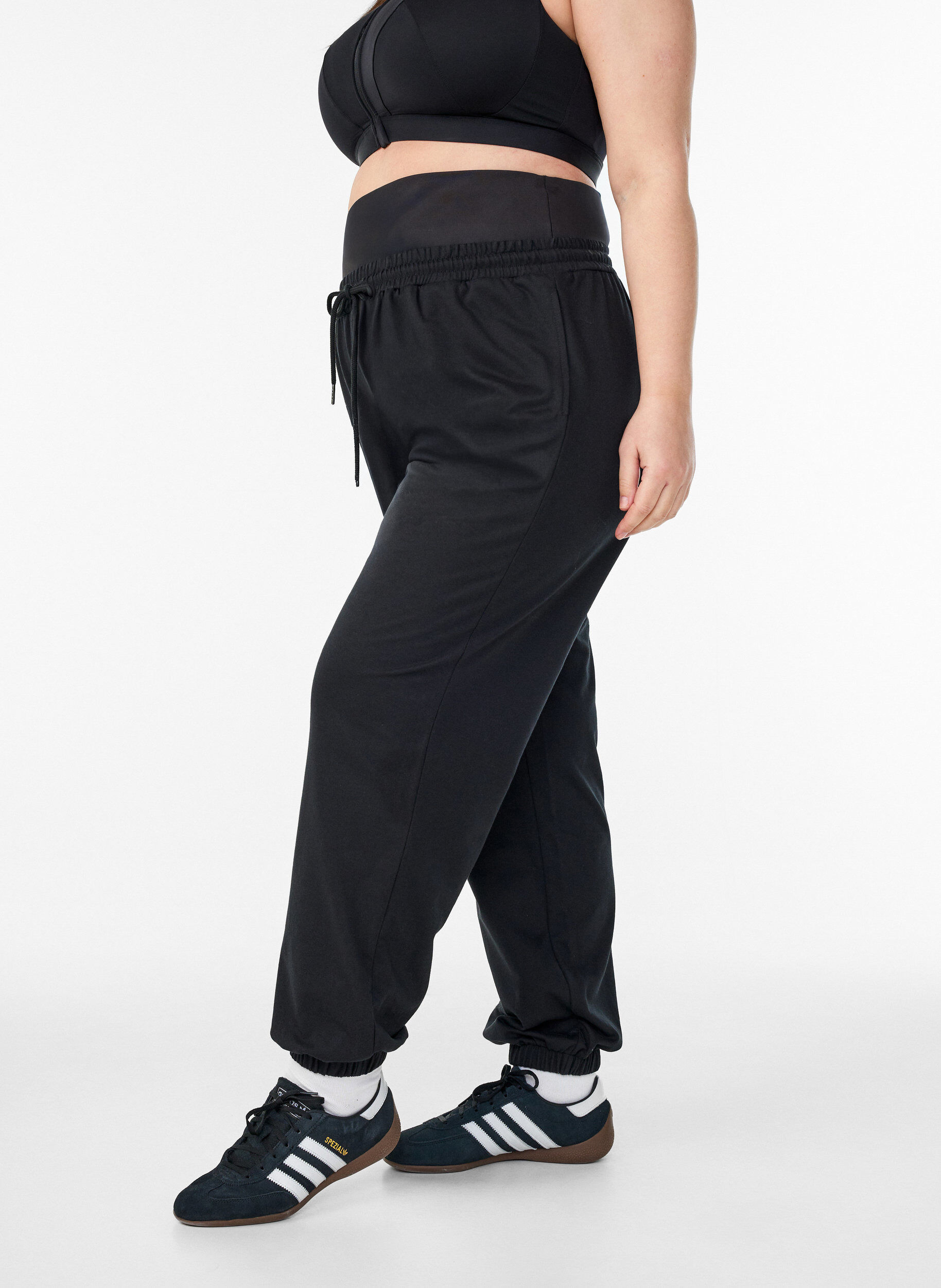 Zizzi Sweatpants med bred midjeres&aring;r, Svart, Model image number 0
