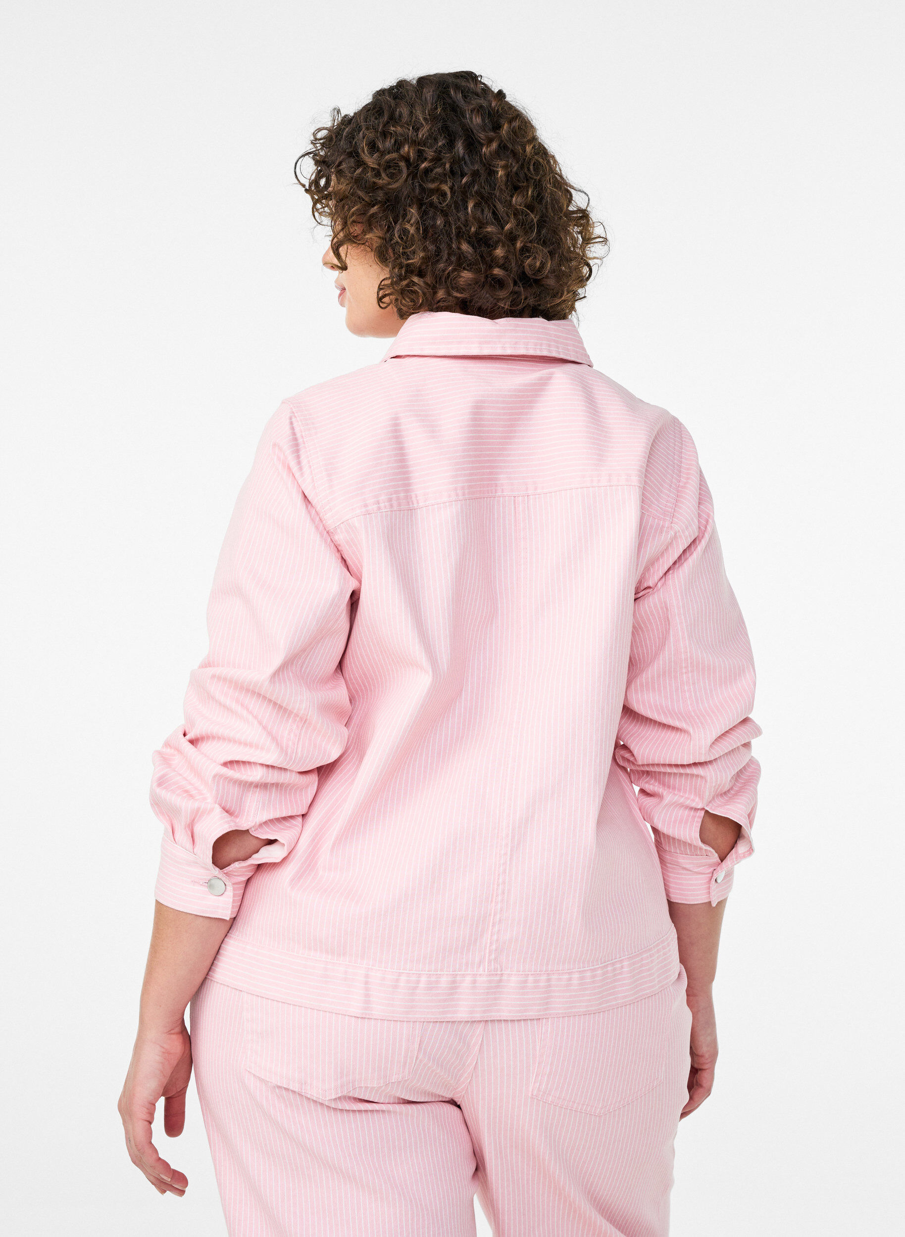 Zizzi Skjortjacka i f&auml;rgad denim med r&auml;nder, Rosa, Model image number 2